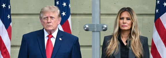 25年前、2001年の米同時多発テロで多数の犠牲者が出た国防総省「ペンタゴン」で演説するドナルド・トランプ米大統領と妻メラニア氏（＝2026年9月11日撮影）/ SAUL LOEB / AFP＝時事