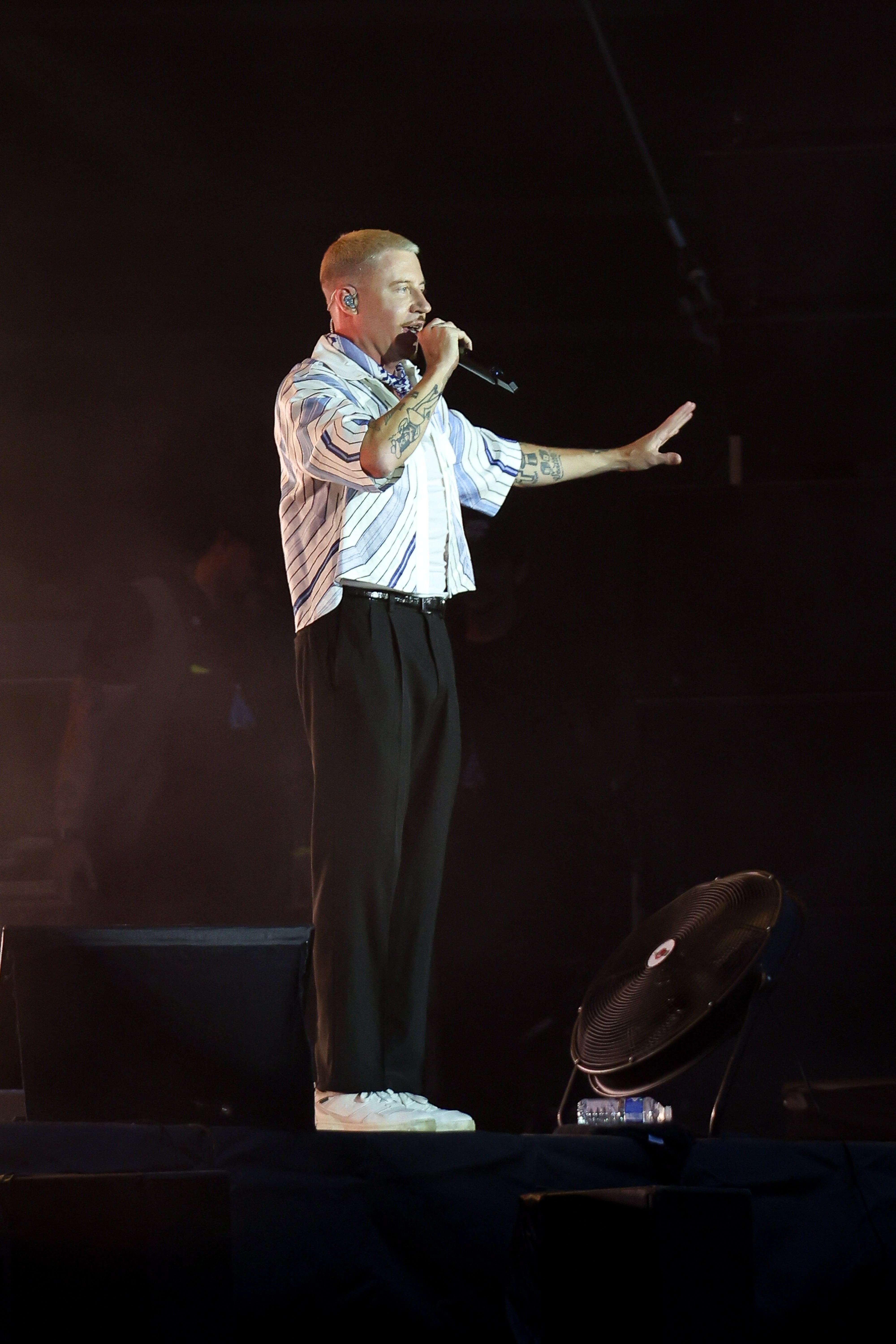Macklemore opptrer på scenen