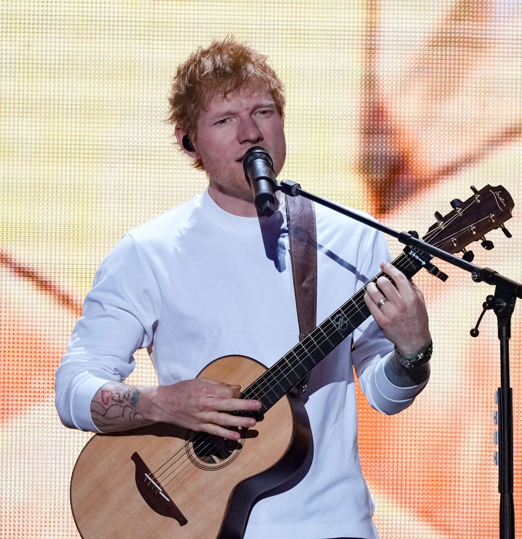 Ed Sheeran opptrer på scenen