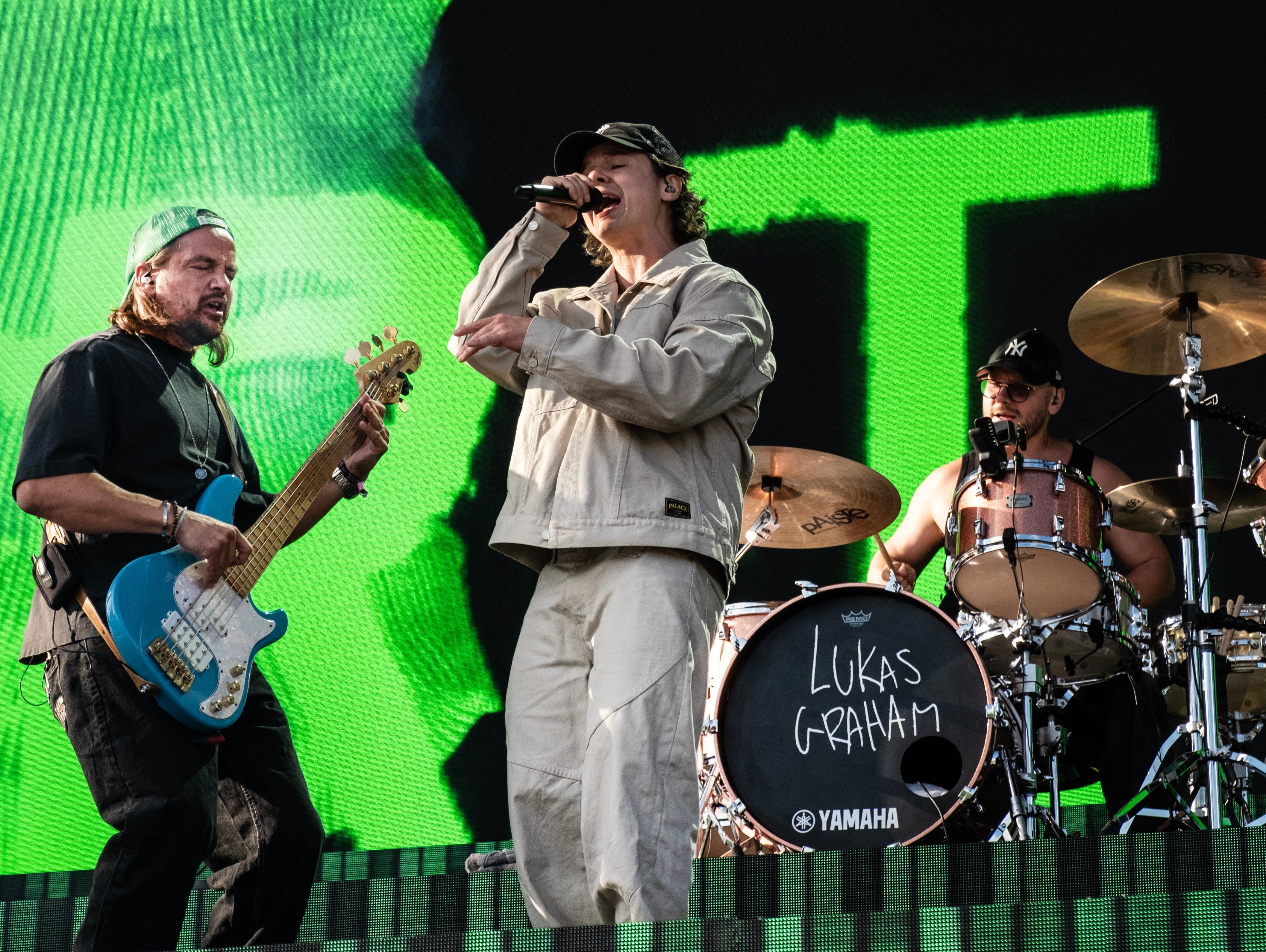 Lukas Graham opptrer energisk på scenen
