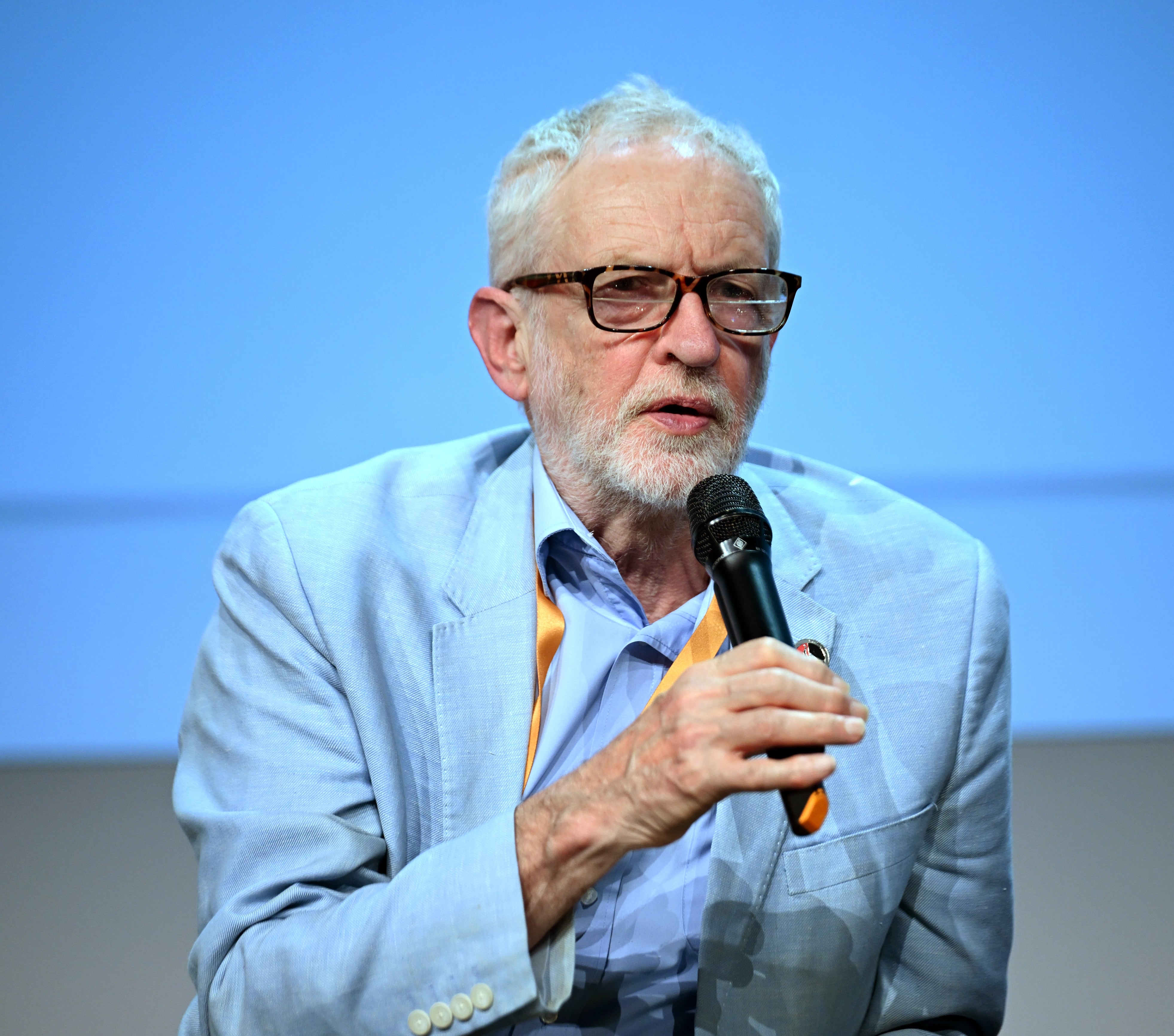 Jeremy Corbyn snakker i en mikrofon på et arrangement