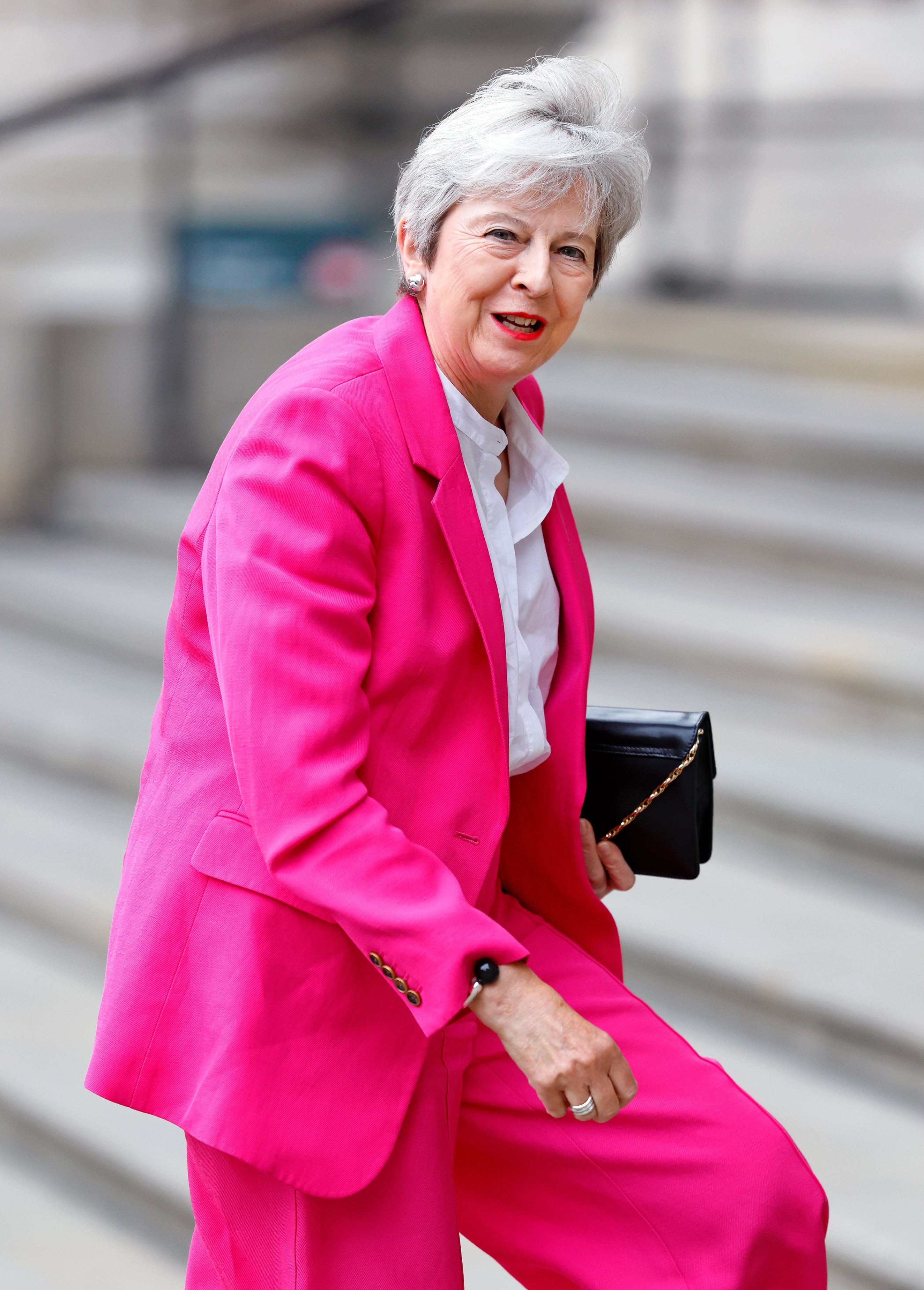 Theresa May utendørs