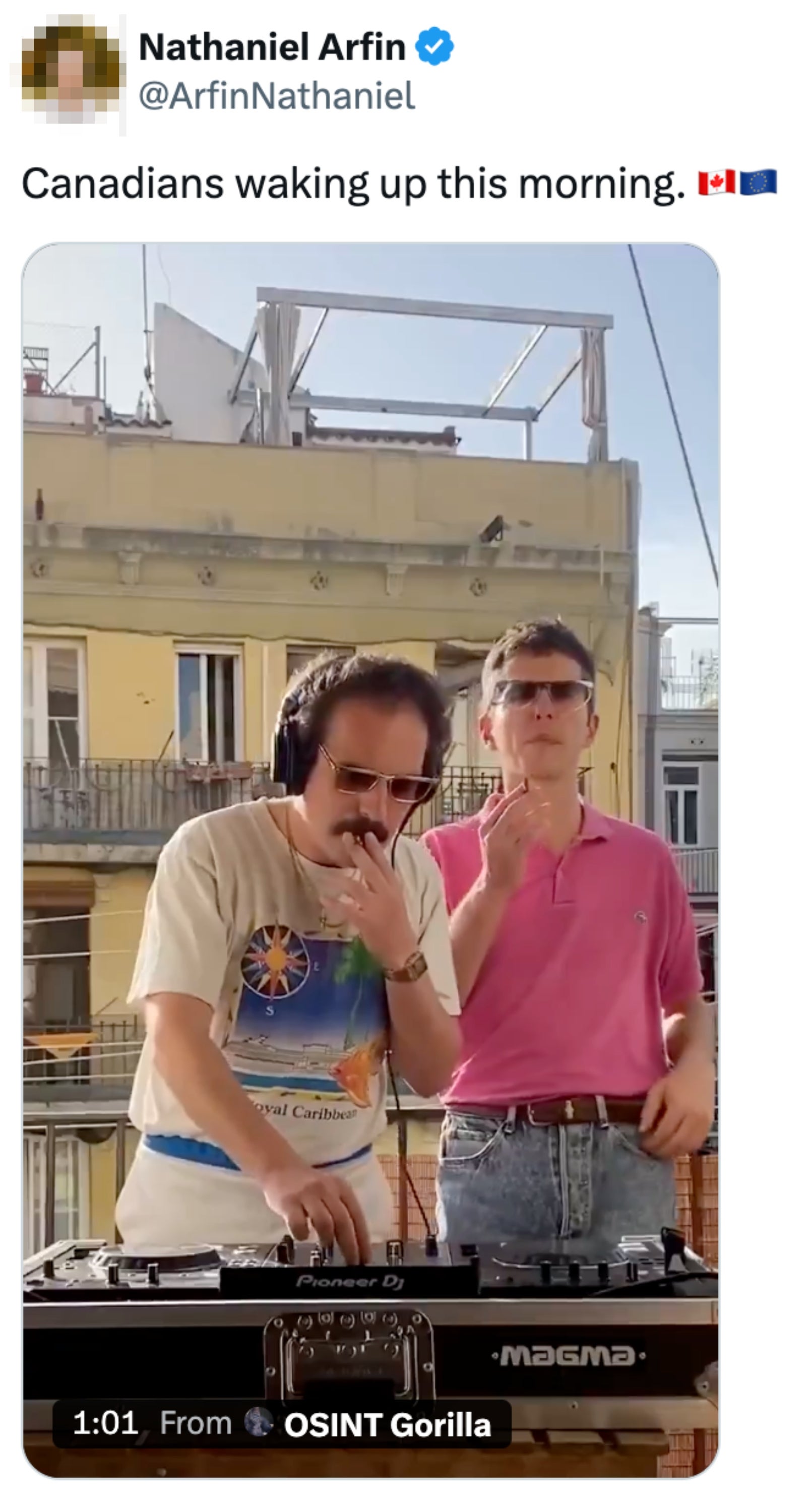 To menn står på en balkong, en med hodetelefoner og bruker DJ-utstyr. De virker avslappede og uformelle