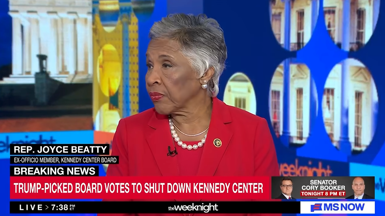 Rep. Joyce Beatty er på et nyhetssegment som diskuterer Kennedy Center-styrets beslutning om å stenge det ned