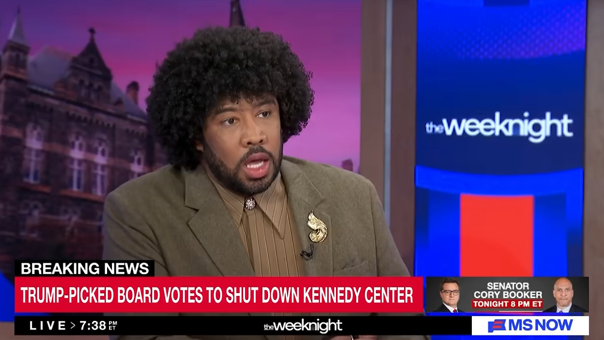 Eugene Daniels sitter med åpen munn på et TV-nyhetssett. Overskriften lyder: "Breaking News: Trump-plukket styre stemmer for å stenge Kennedy Center."