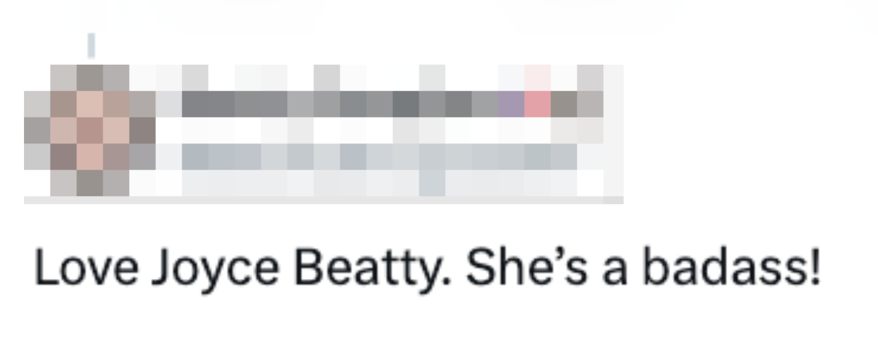 Tweet fra Becky Douglas som berømmet Joyce Beatty som en skurk