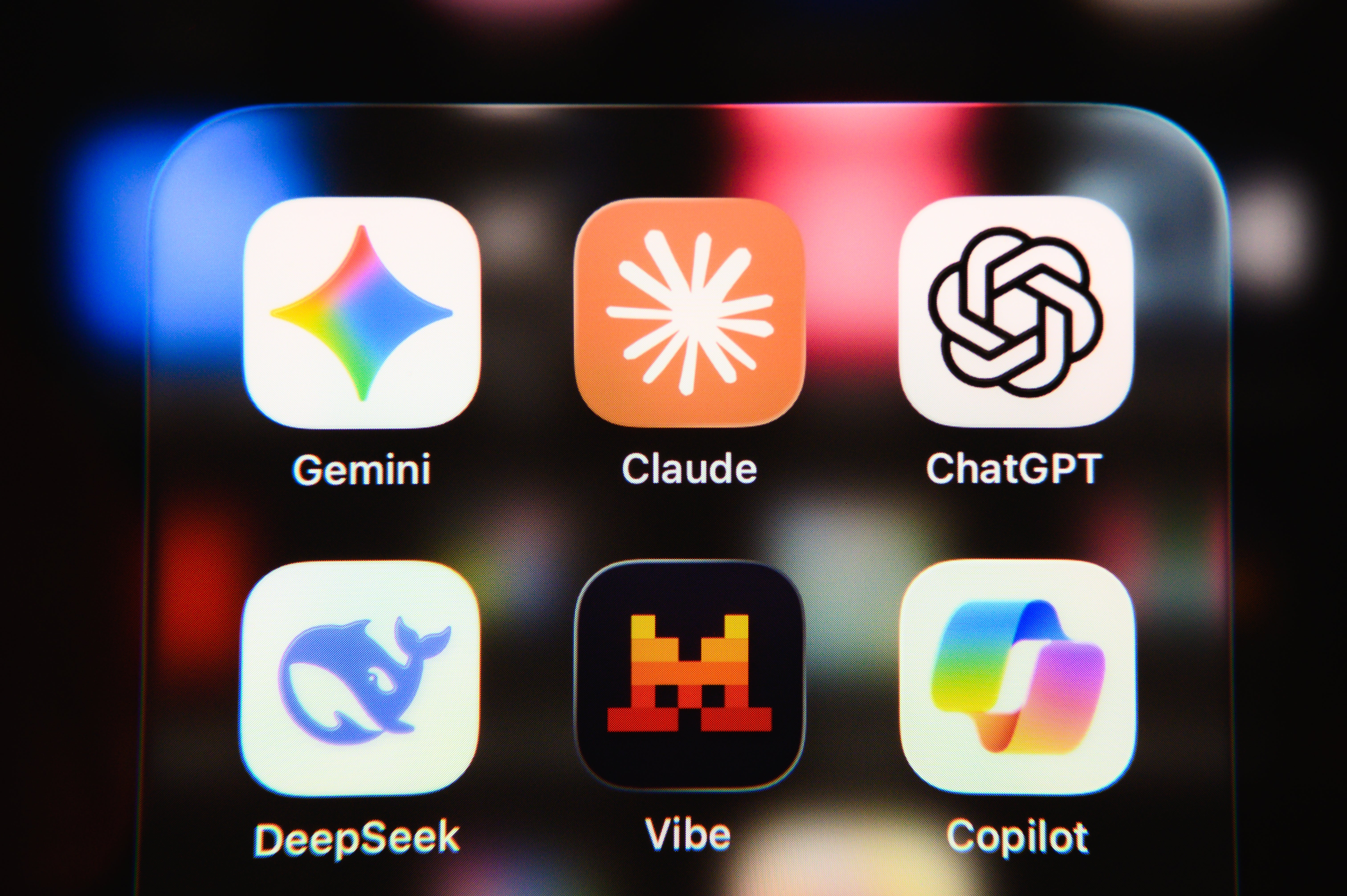 Telefonskjerm som viser AI-appikoner: Gemini, Claude, ChatGPT, DeepSeek, Vibe, Copilot