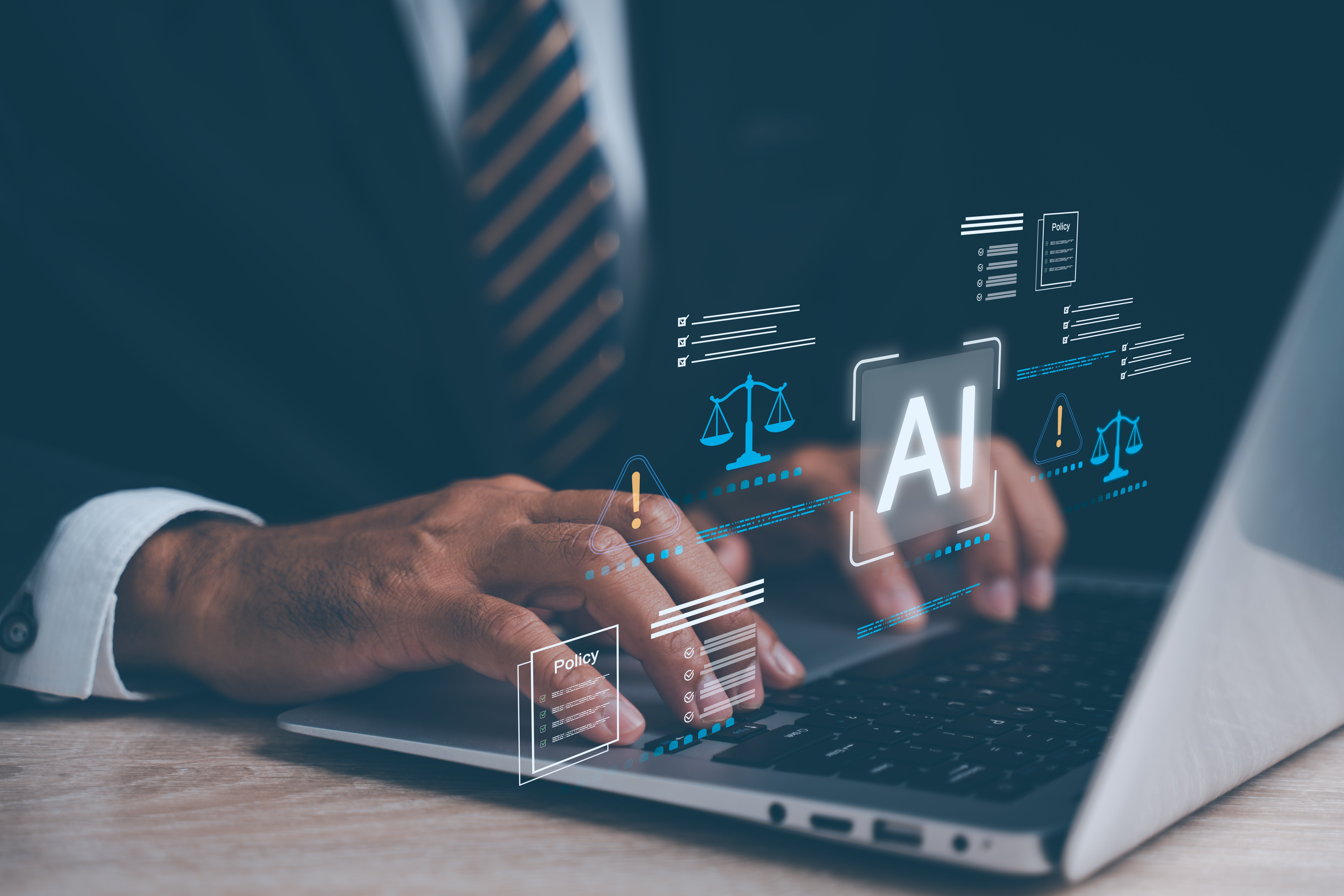 Person som skriver på en bærbar datamaskin med virtuell AI-grafikk og digitale balanseikoner svevende over tastaturet, som symboliserer kunstig intelligens og lov