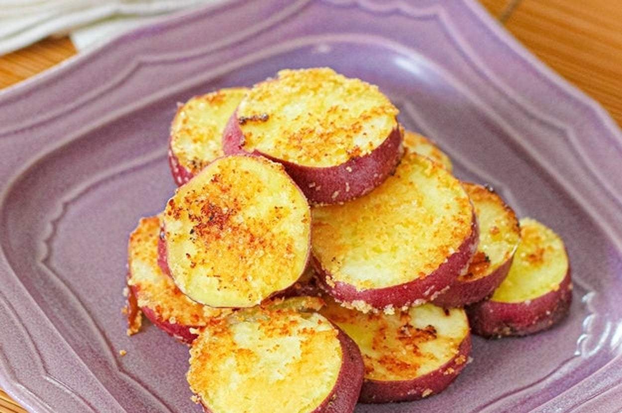 皿に盛られた焼きサツマイモのスライス。