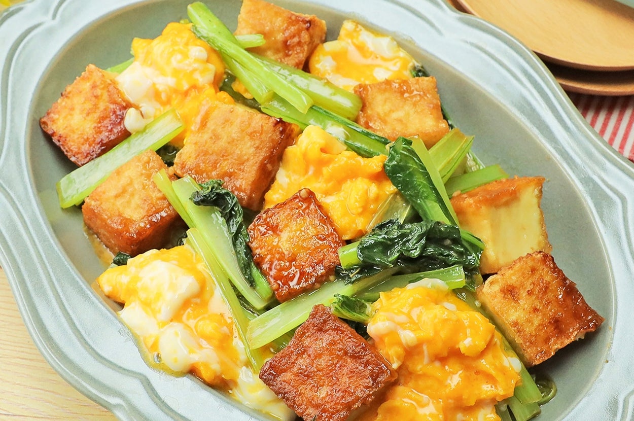 豆腐と卵の炒め物、ほうれん草添え。滑らかな卵とカリッとした豆腐が魅力の一品。