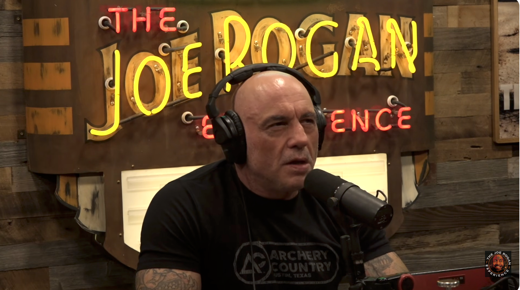 Mann med mikrofon som intervjuer på et podcastsett med