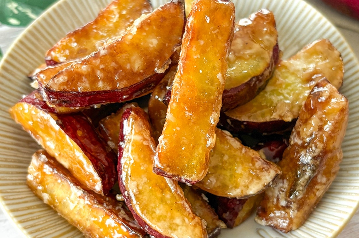 さつまいもの飴がけが盛られた皿。食欲をそそる外観。