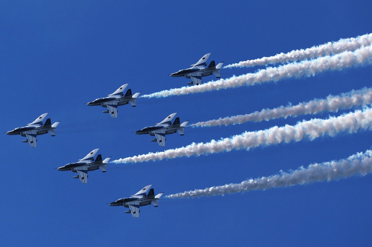 2025年7月、大阪・関西万博会場の上空を飛行する航空自衛隊の曲技飛行チーム「ブルーインパルス」（時事）