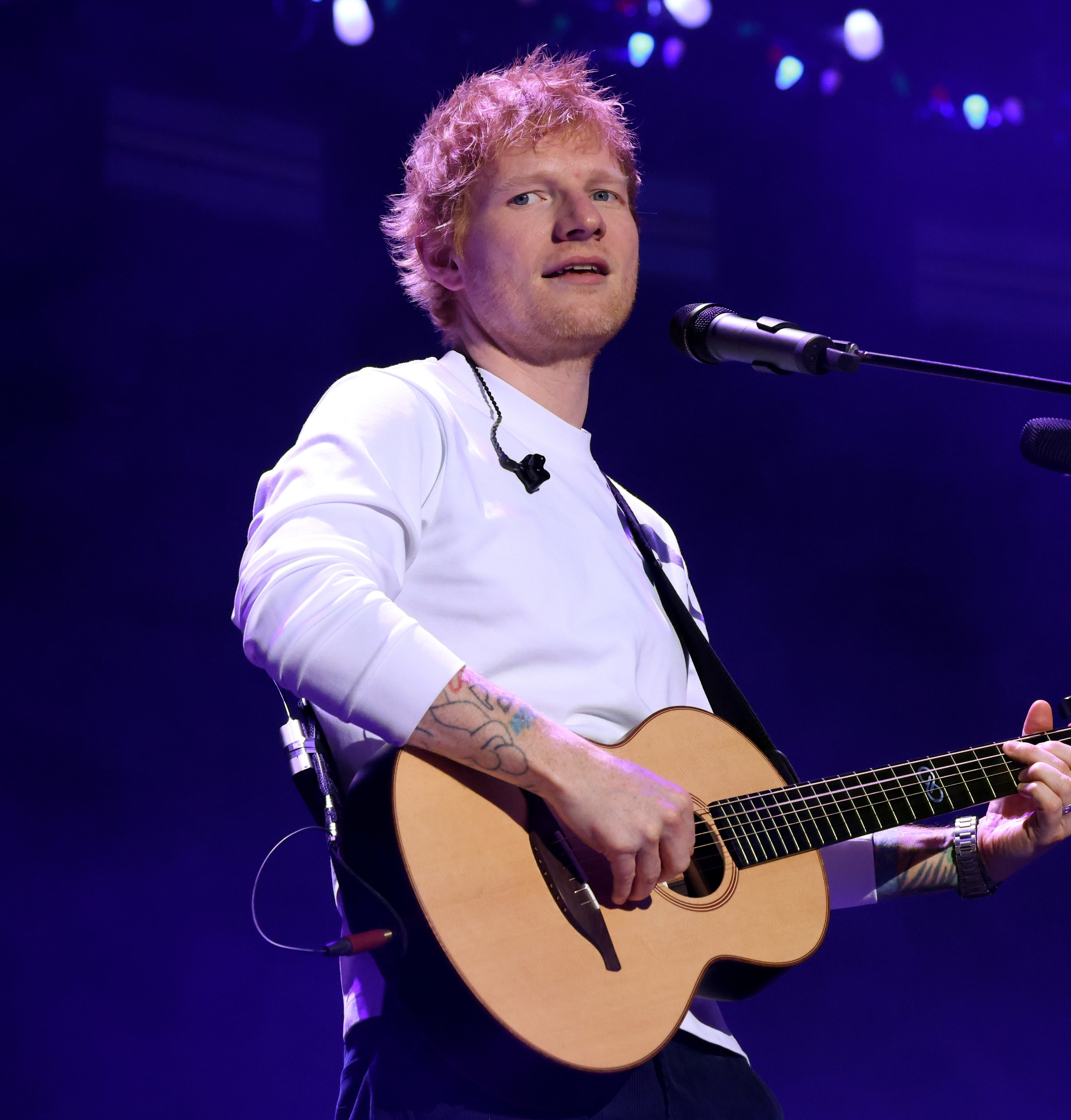 Ed Sheeran opptrer på scenen