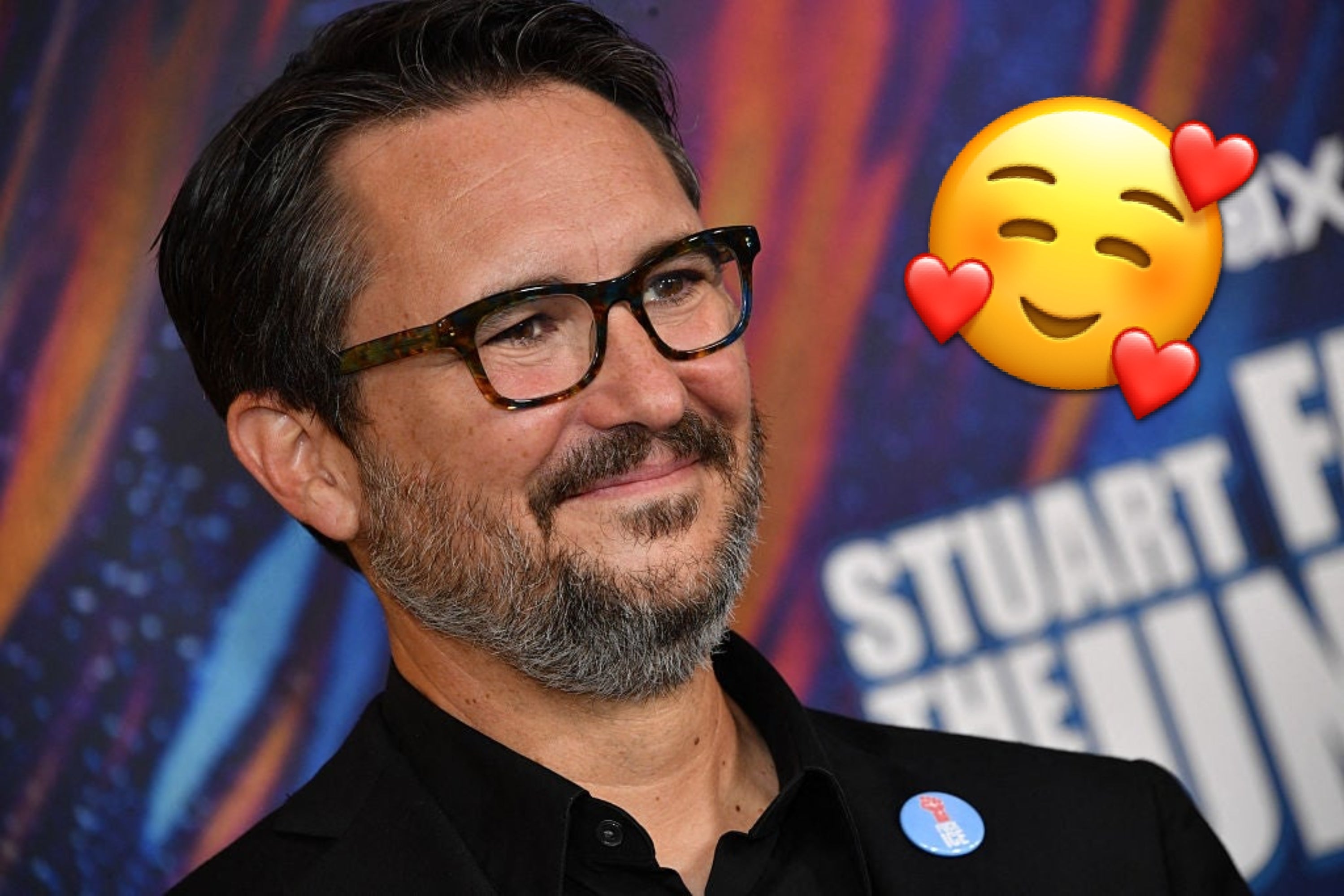 Skuespiller Wil Wheaton med et smilefjes med hjerter rundt emoji