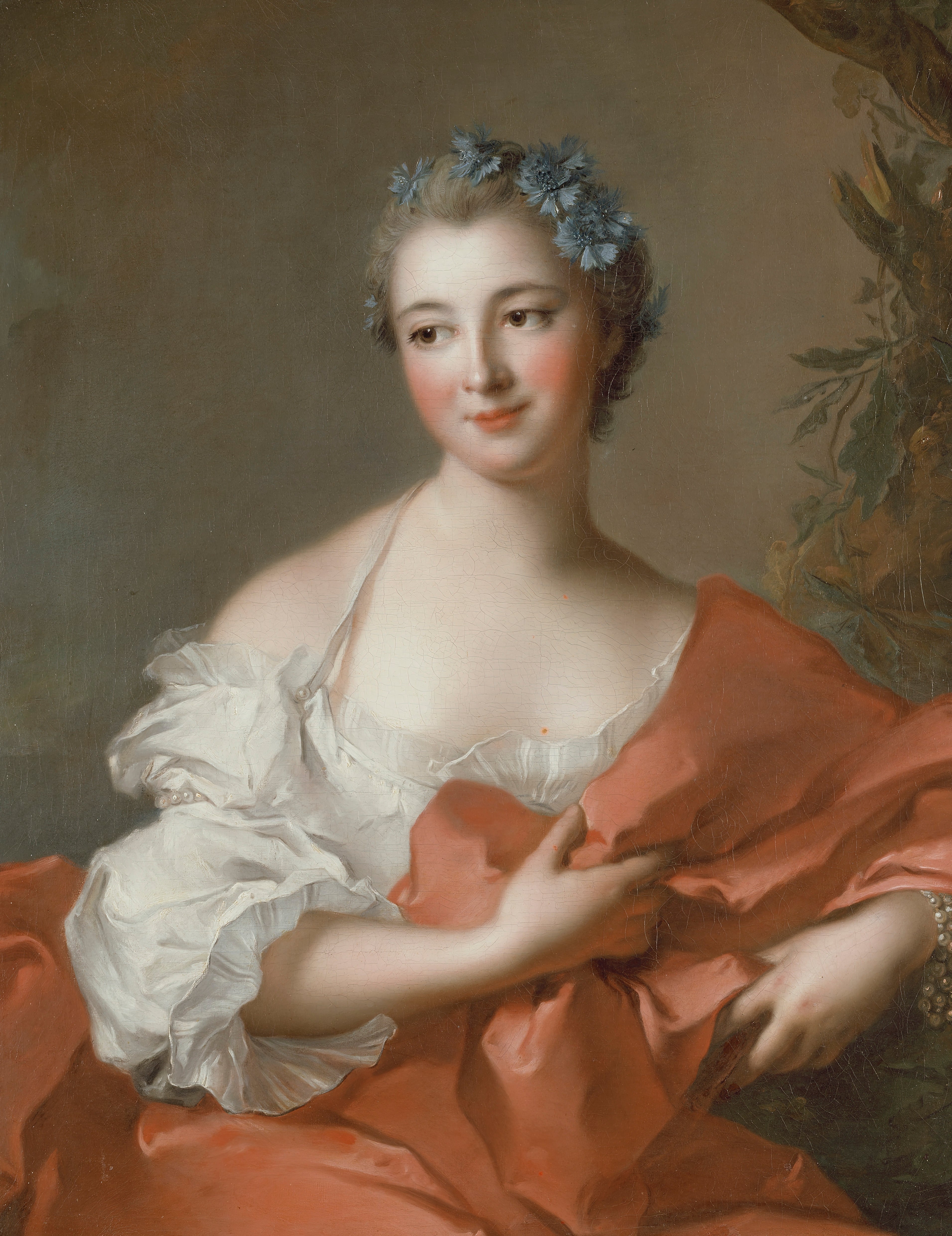 Elegant portrett fra 1700-tallet av en kvinne med blomster i håret, iført en flytende hvit og rød kjole