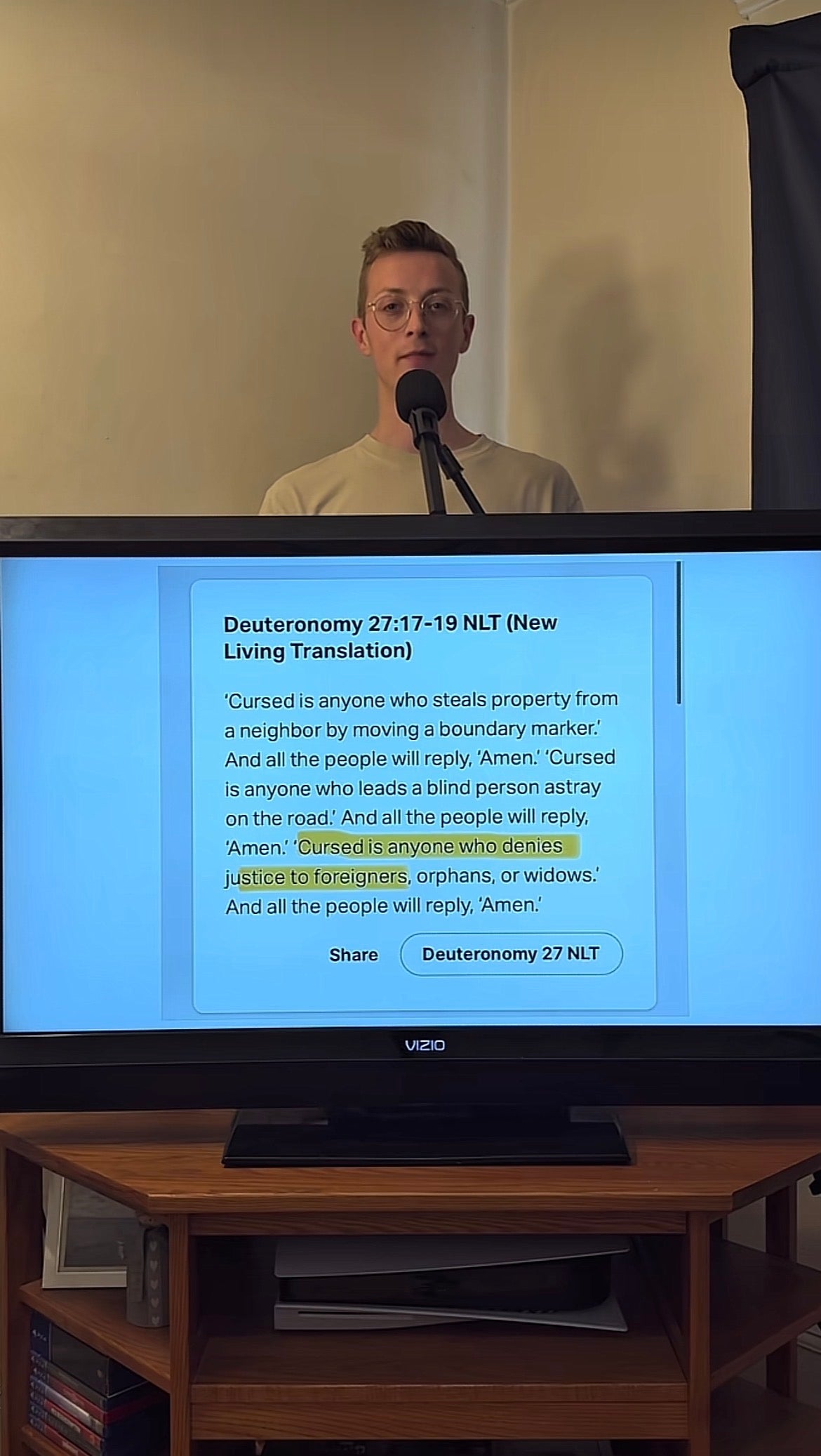 Person leser bibelvers fra 5. Mosebok 27:17-19 om rettferdighet for utlendinger, foreldreløse og enker, vist på en TV-skjerm