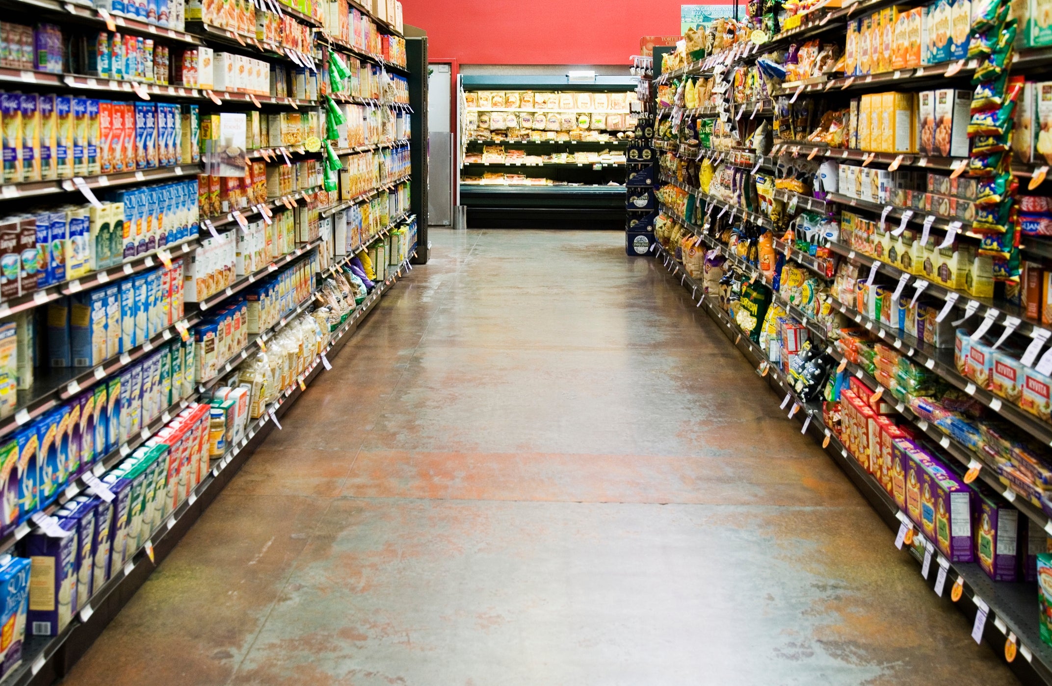 Dagligvarebutikkgang med hyller fylt med diverse pakket mat og produkter på begge sider