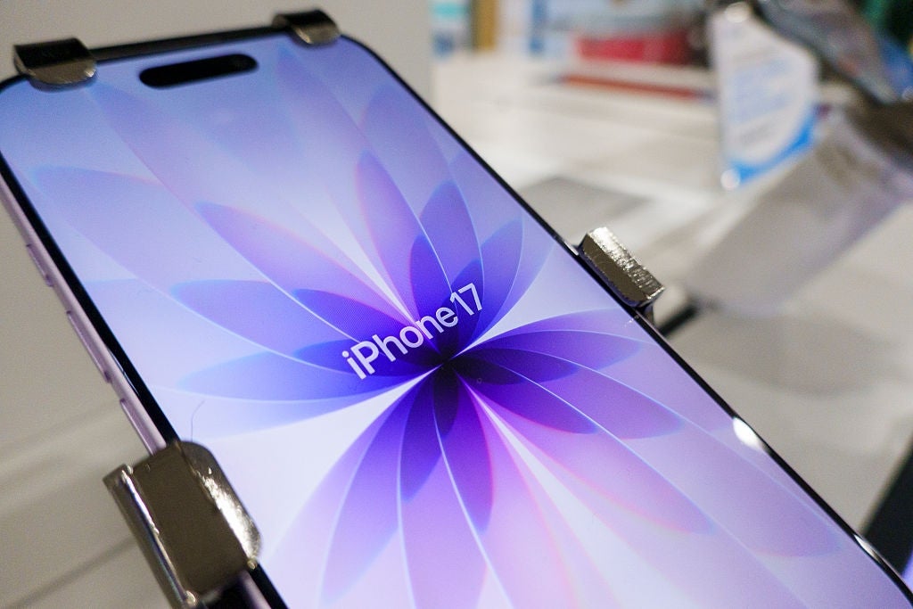 Smarttelefonskjerm i en butikk som viser