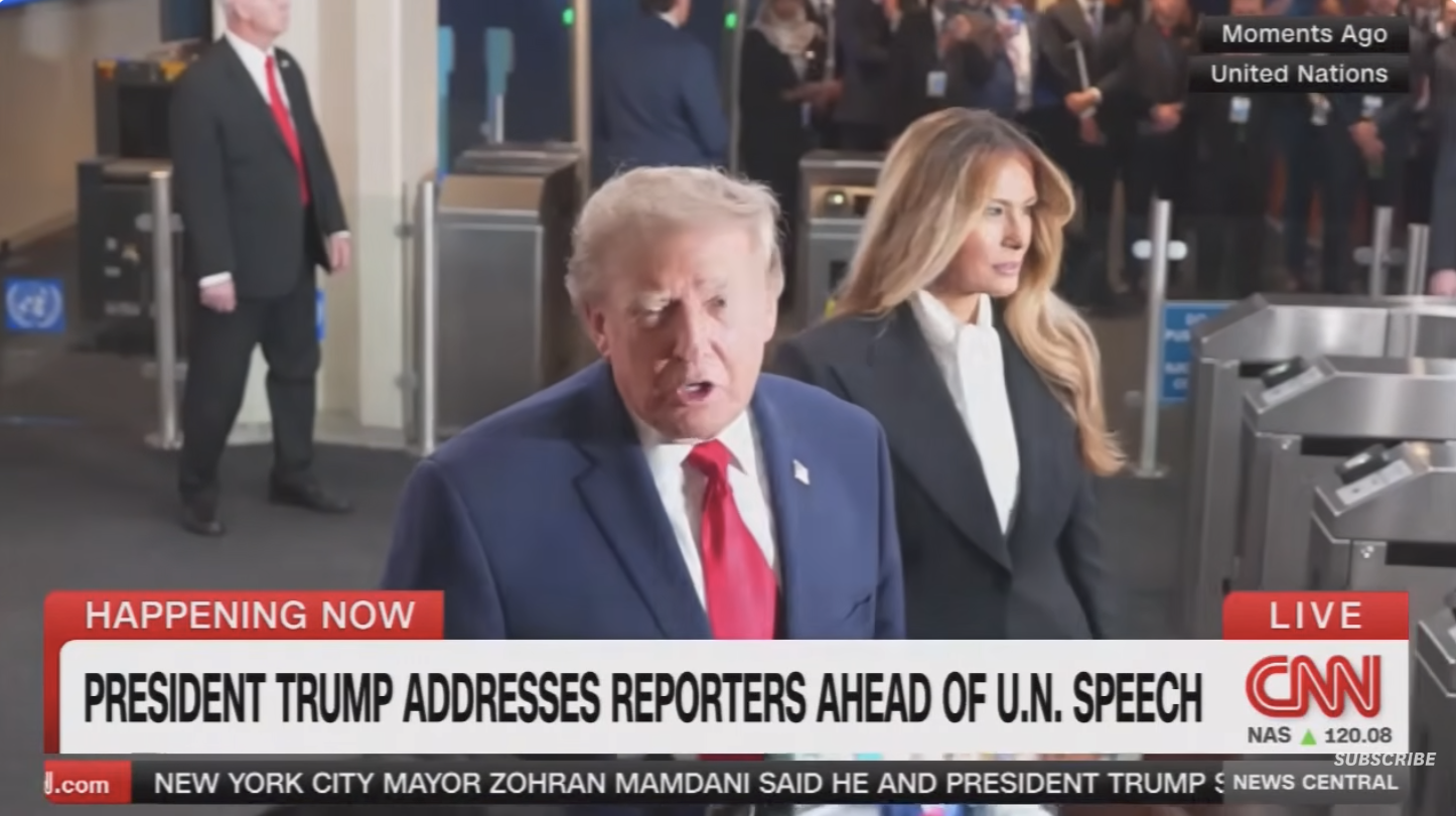 En mann i dress snakker med journalister på en pressebegivenhet mens en kvinne står ved siden av ham. Nyhetsticker viser: "President Trump henvender seg til journalister i forkant av FN-talen."