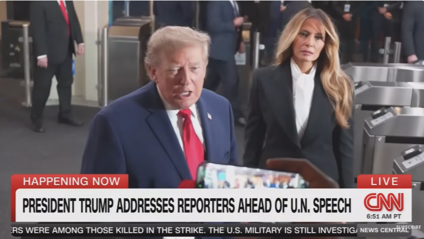 En mann i dress henvender seg til journalister, med en kvinne ved siden av seg, på en pressebegivenhet. CNN-teksten lyder: "President Trump henvender seg til journalister i forkant av FN-talen."