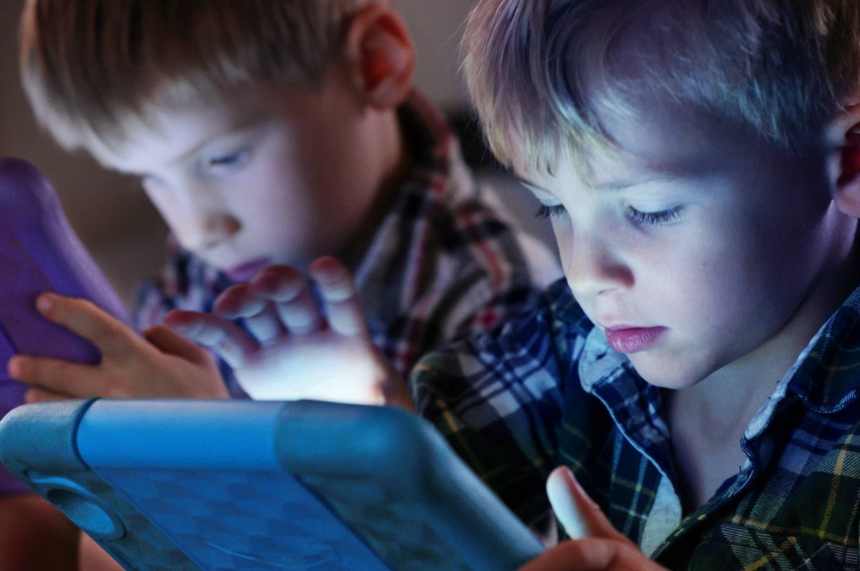 Child Therapists Are Begging Grandparents To Stop Doing These "Innocent" Habits
