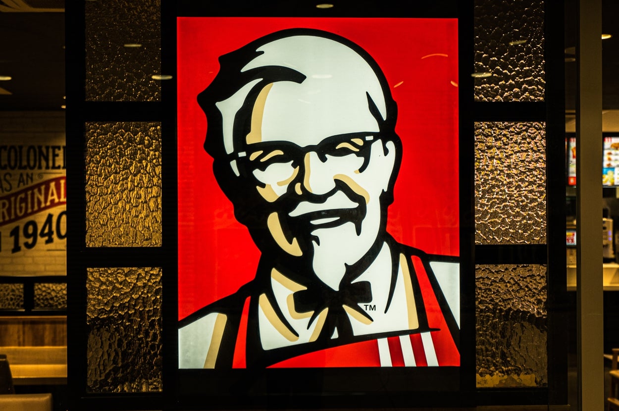 KFCの看板に描かれたカーネル・サンダースのイラストが店内に飾られている様子。