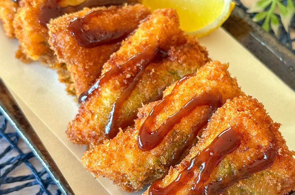 レモンのスライスと、ソースがかかった鶏ささみ大葉フライが皿に並べられています。