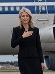 To ledere står på en rød løper foran et Air China-fly med et jetfly over hodet. Teksten lyder "Bare Trump" med stjerner