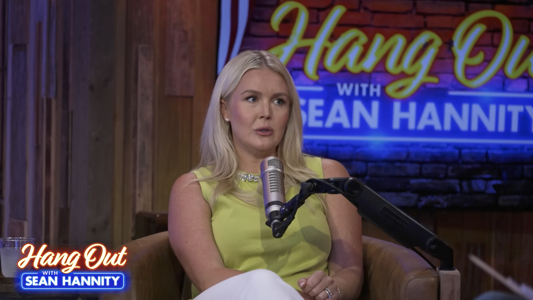 Person som snakker i et talkshow-sett med