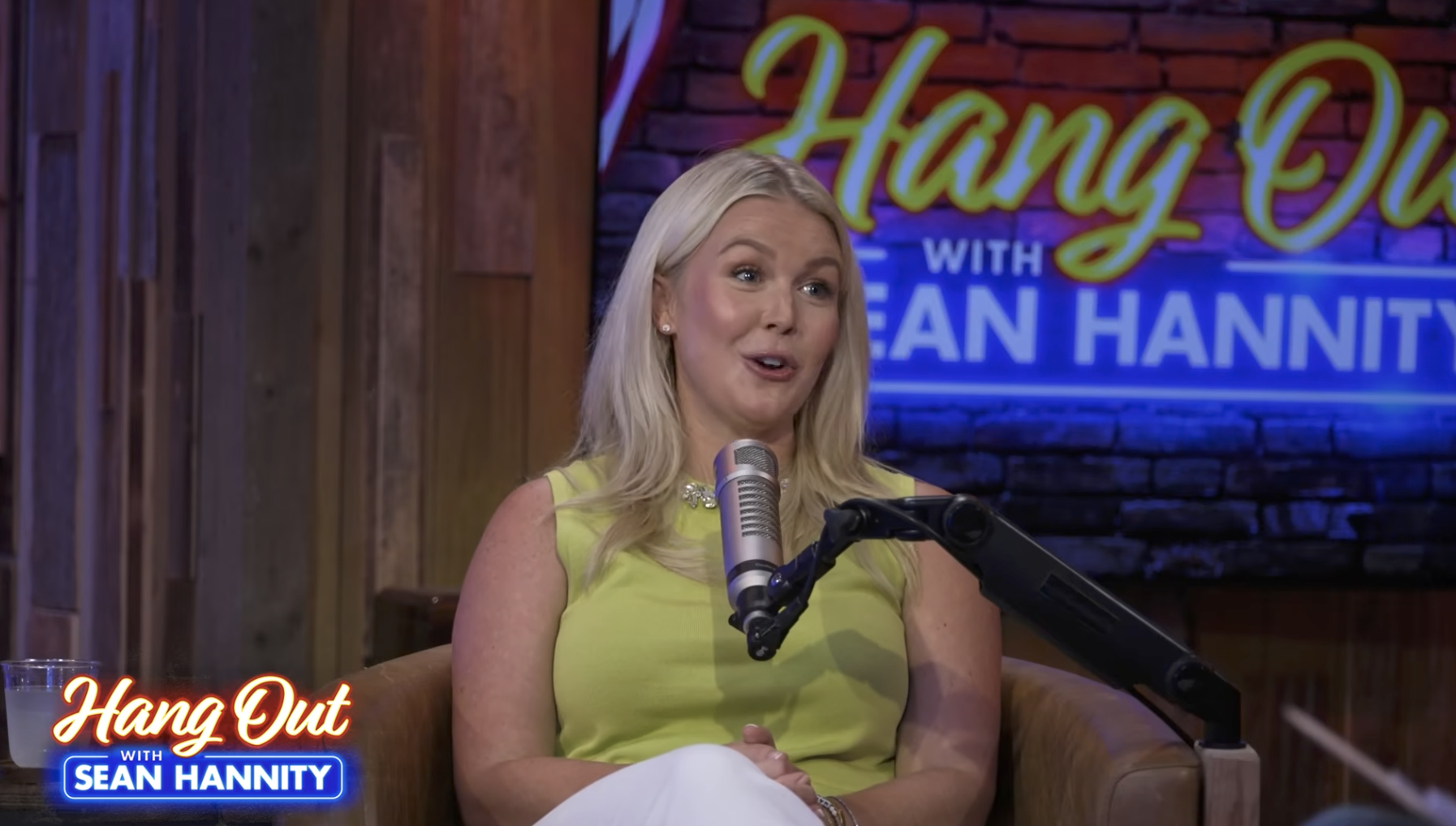 Person som snakker i en mikrofon på et talkshow-sett med