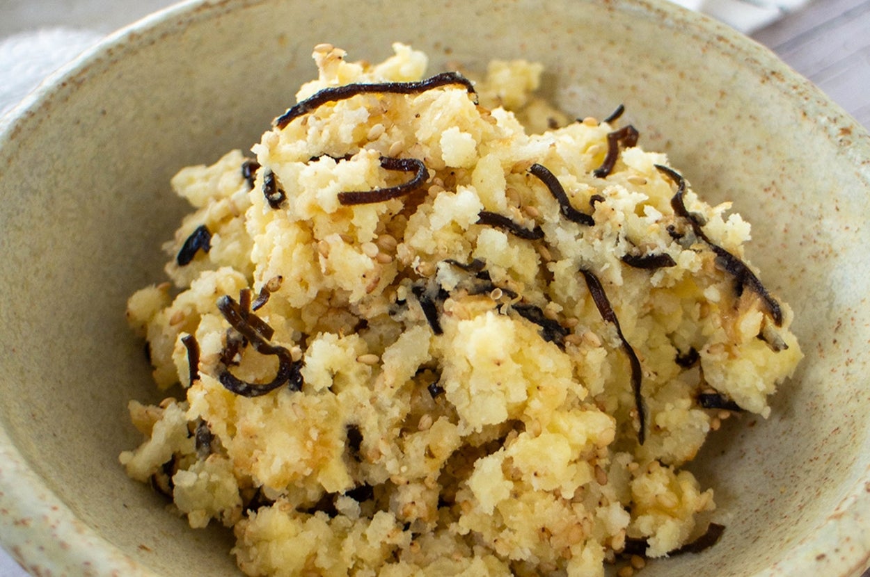 おからの料理が器に盛られている。細切り昆布がトッピングされ、ポテトサラダ。