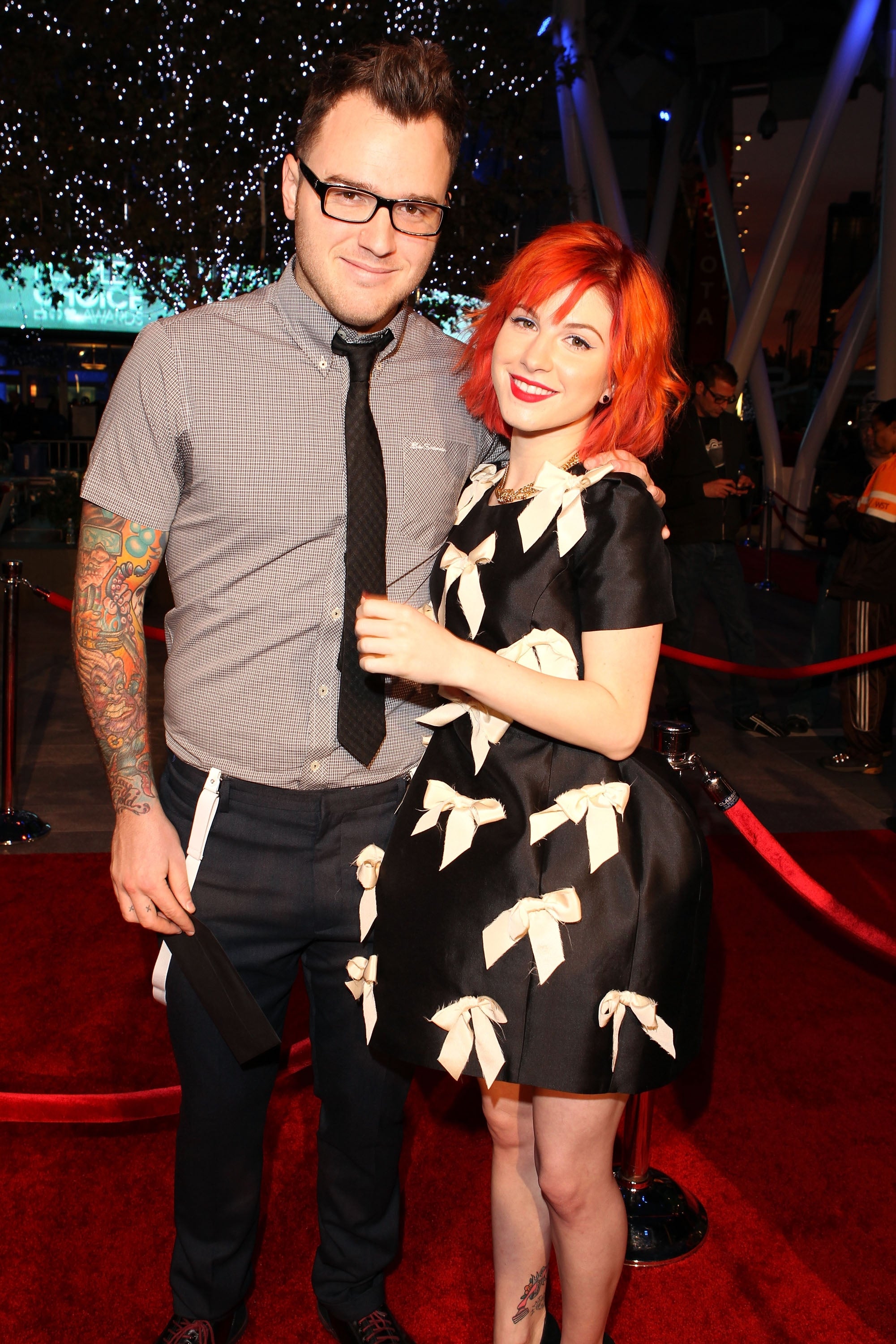 Hayley Williams and Chad Gilbert pose on a red carpet