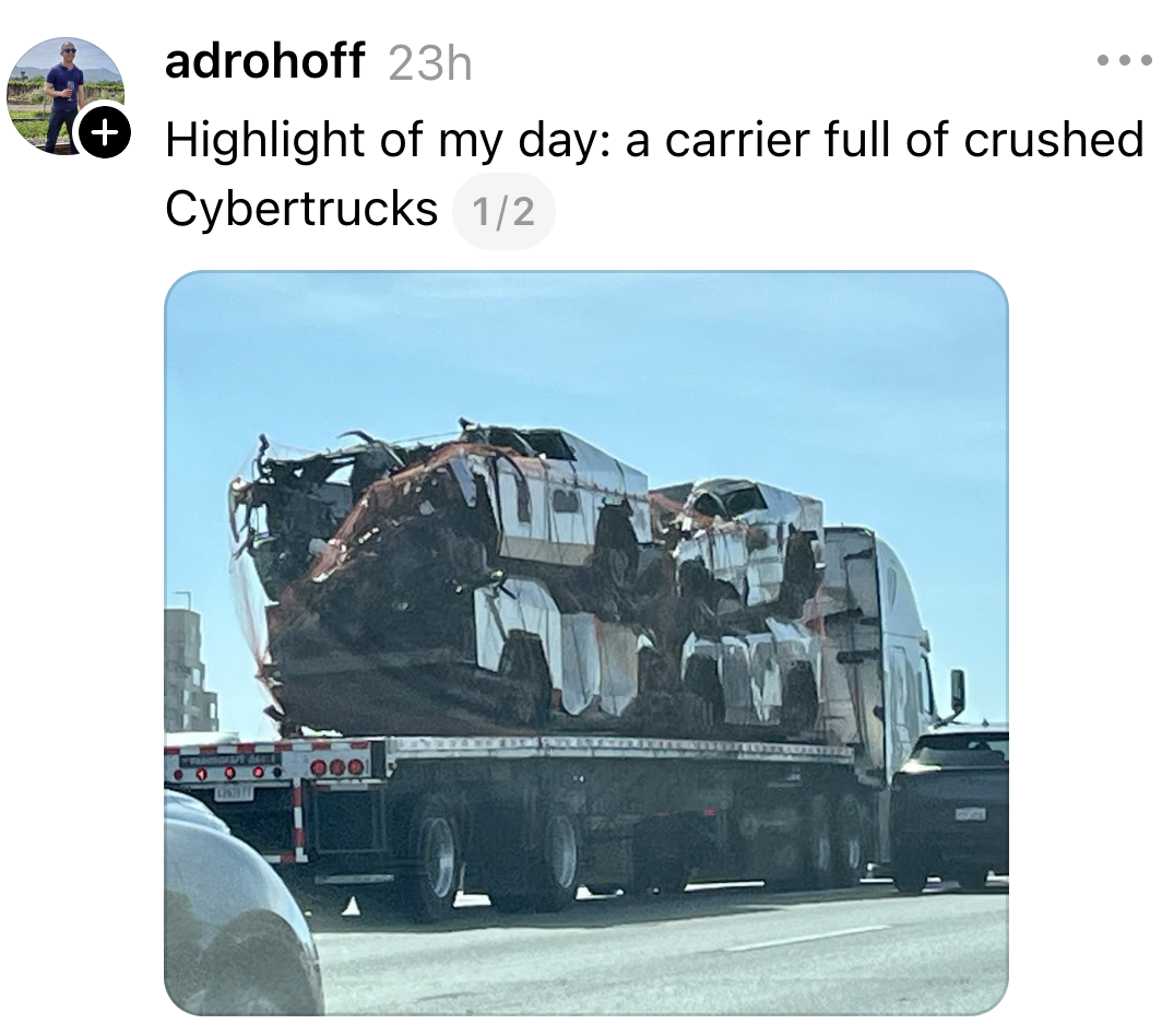 En semi-lastebil frakter flere knuste, ugjenkjennelige kjøretøyer som ligner Cybertrucks på en motorvei; teksten sier at det er dagens høydepunkt