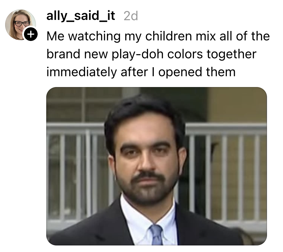 En mann med et alvorlig uttrykk står foran et rekkverk. Overleggsteksten leser om barn som blander nye Play-Doh-farger umiddelbart etter åpning