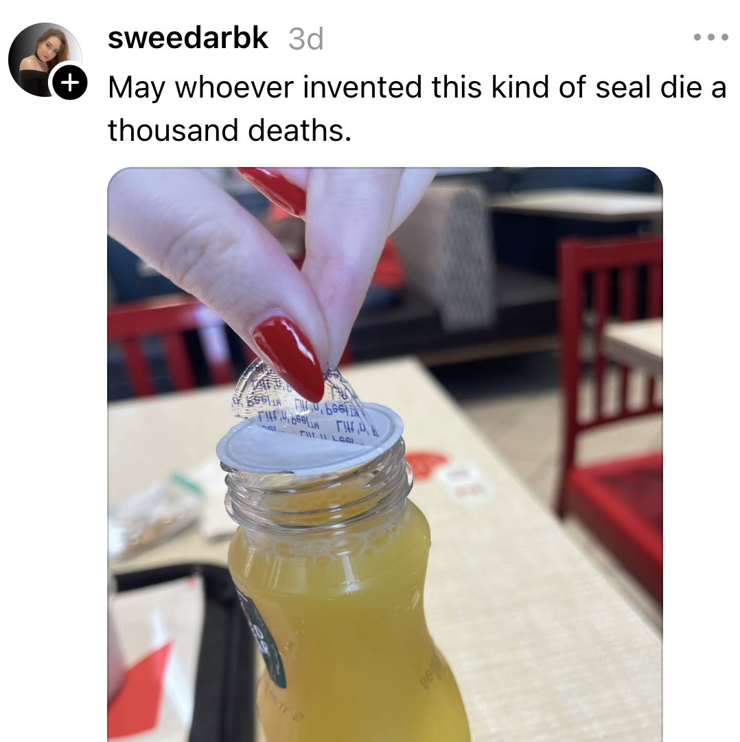 Hånd med røde negler sliter med å skrelle av en tett forsegling fra en juiceflaske. Teksten ovenfor uttrykker frustrasjon over forseglingsdesignet
