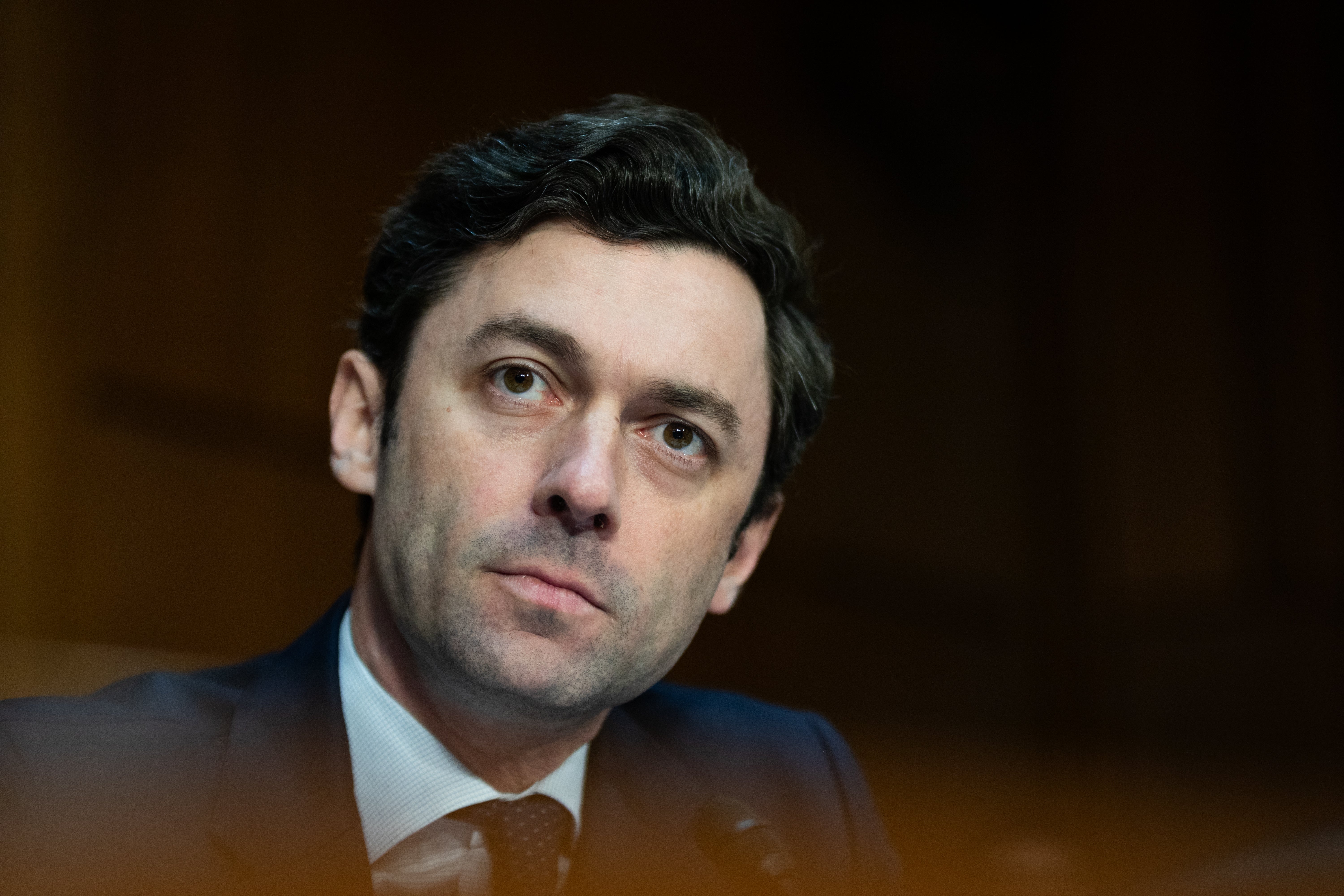 Jon Ossoff i dress, ser ettertenksom ut