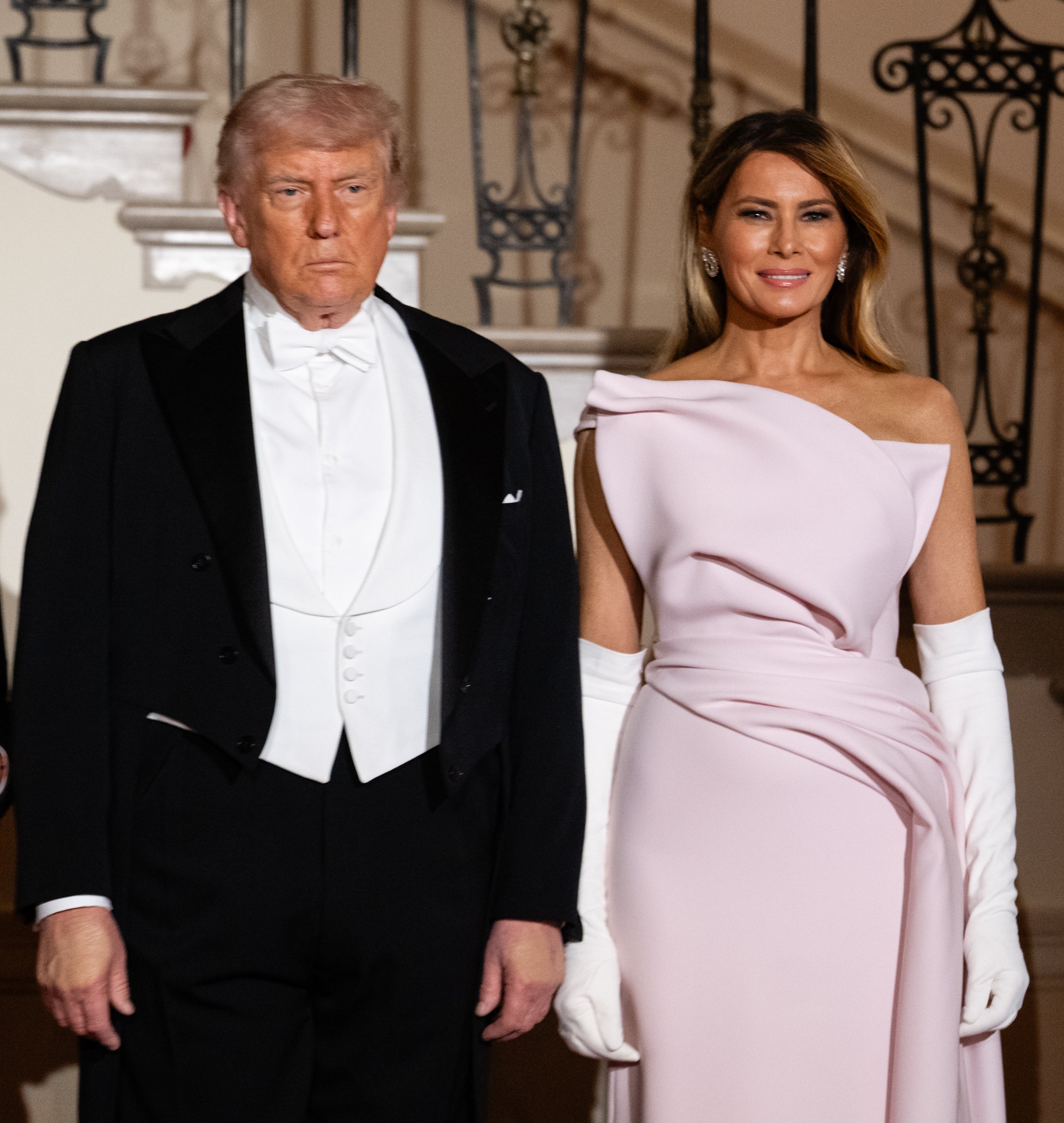 Donald Trump og Melania Trump i formell kveldsklær står sammen