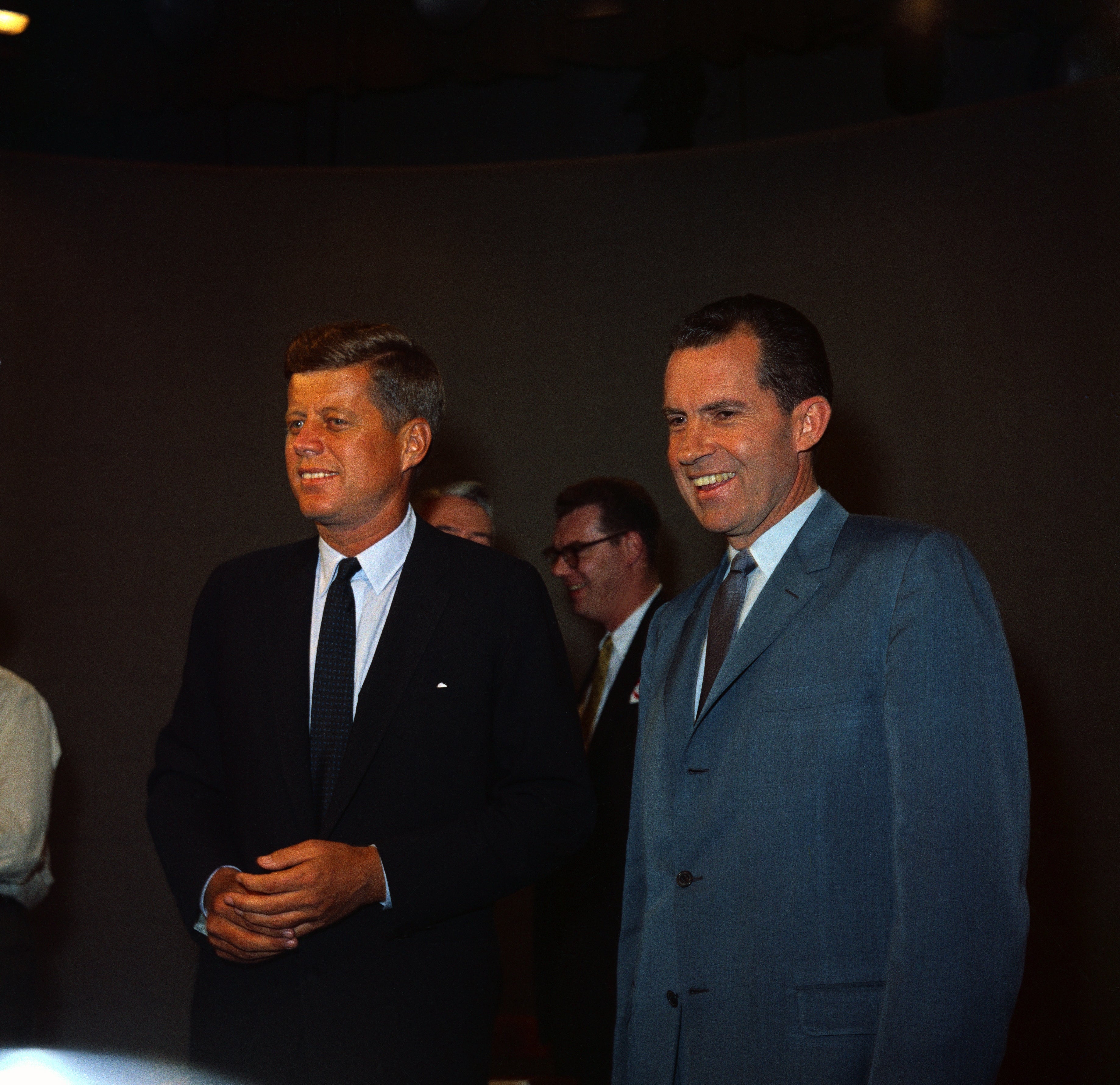 Nixon og Kennedy i dress, står sammen, smiler, sannsynligvis på et arrangement eller sammenkomst