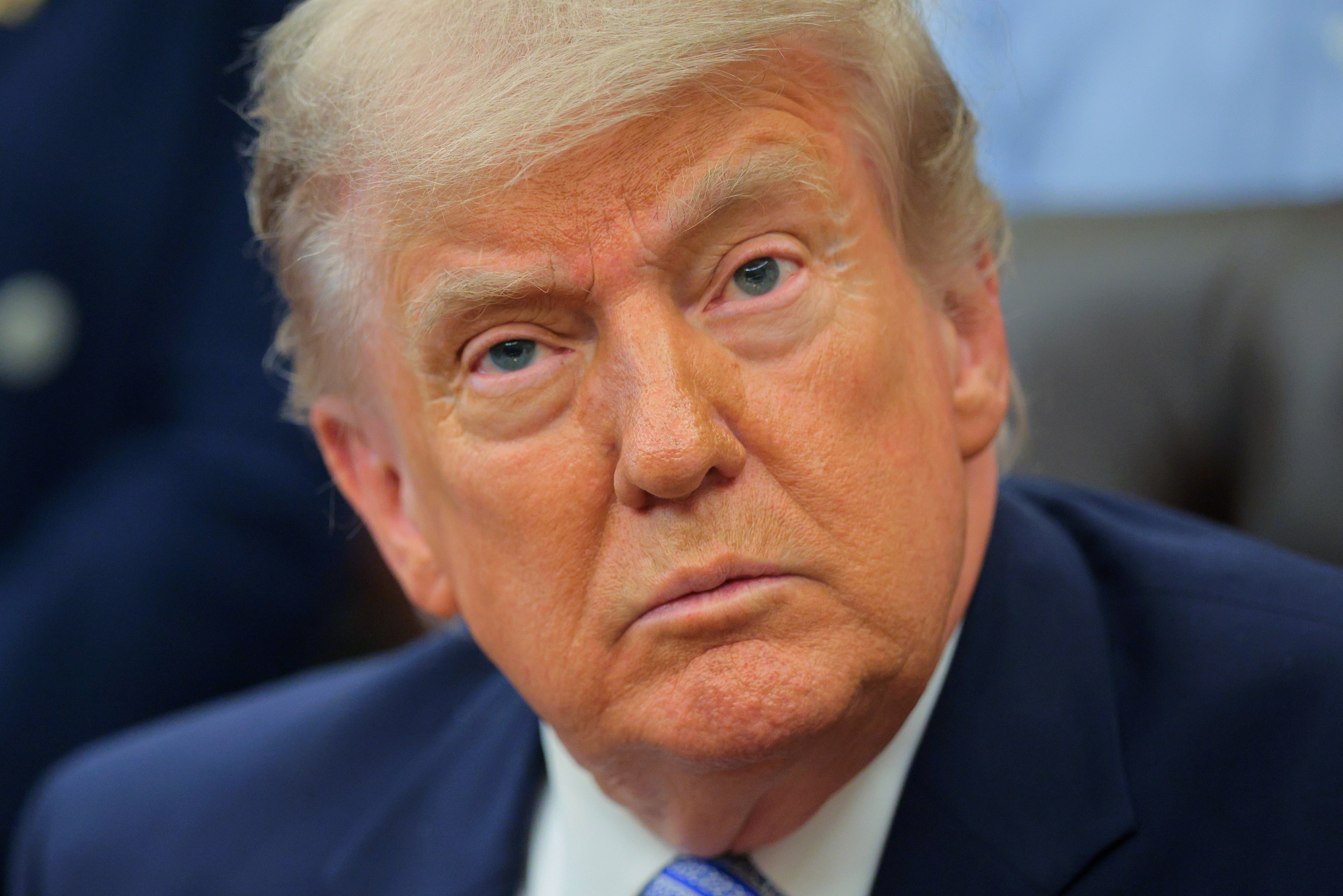 Donald Trump ser på kameraet