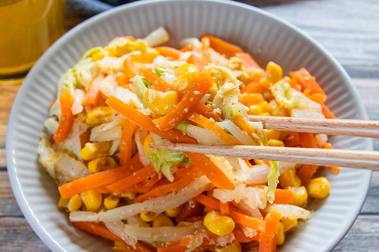 お皿に盛られた白菜のサラダ。箸でサラダをつかんでいる。