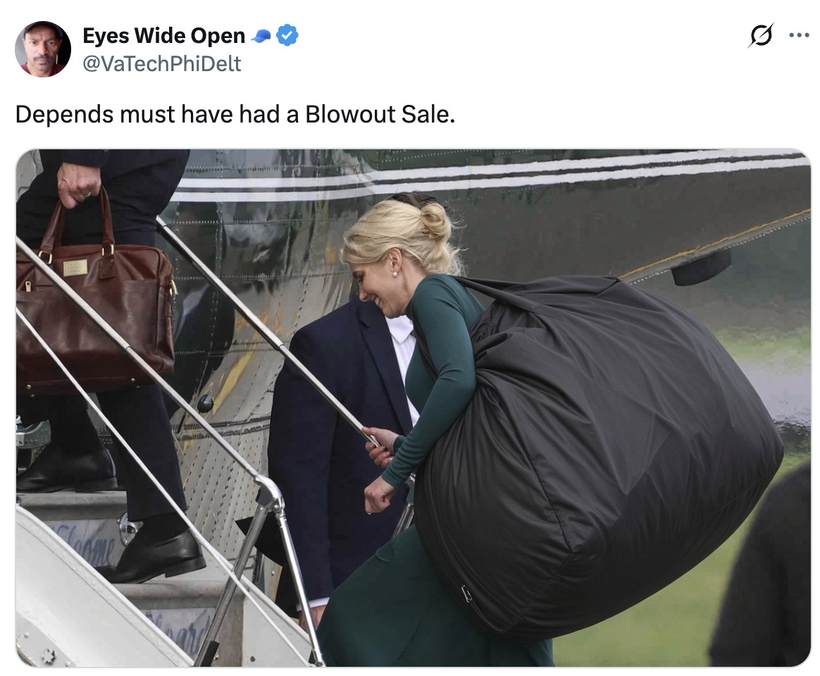 Person som bærer en stor, klumpete svart bag mens han går ombord på et fly. Tweet ovenfor sier: