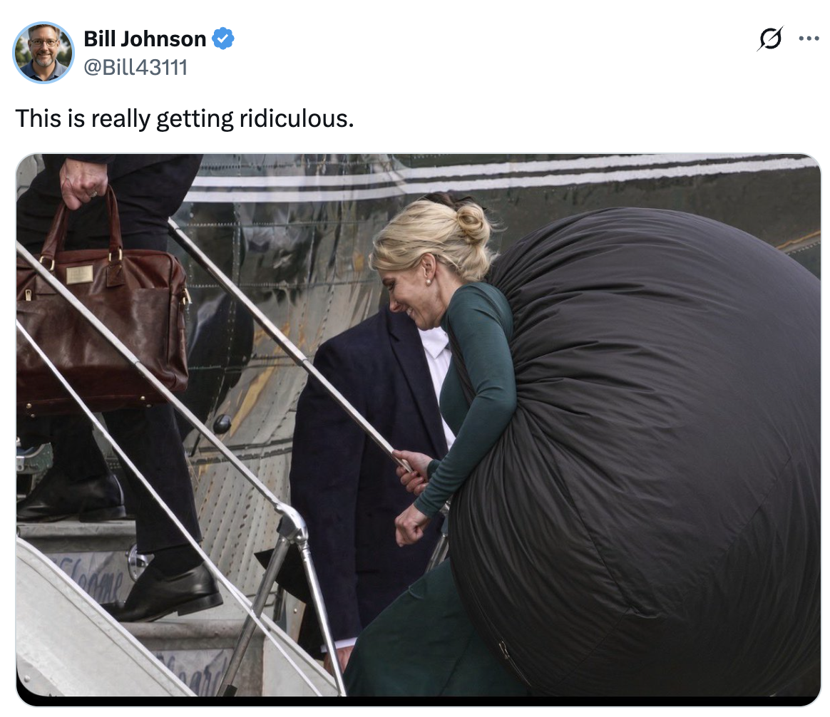 Person i formell antrekk går om bord på et fly, bærende på en overdimensjonert svart ryggsekk. Tweet-tekst: "Dette blir virkelig latterlig."