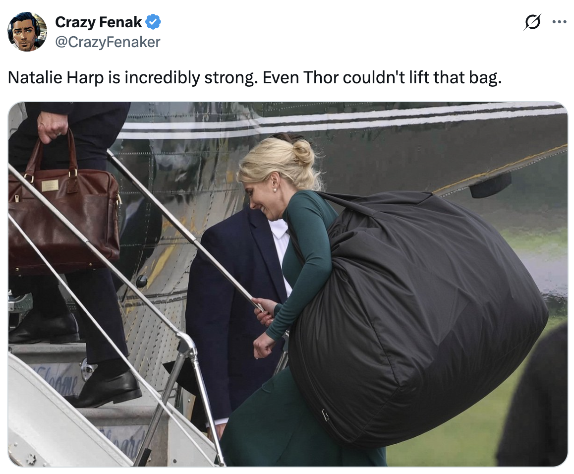 Person som bærer en massiv svart bag opp flytrapper, sammenlignet spøkefullt med en superhelts styrke i en tweet