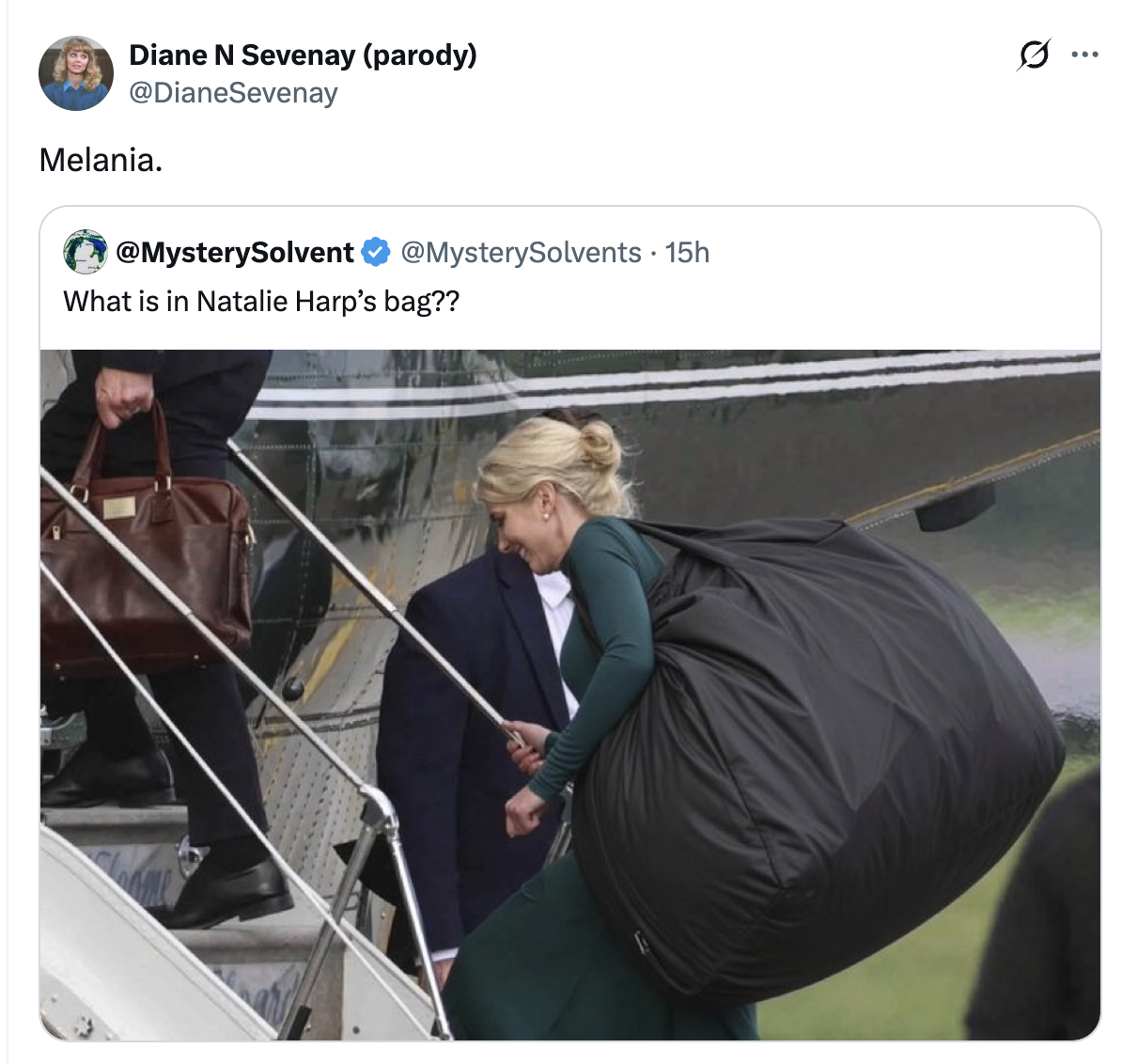 Parodi-tweet med et bilde av en kvinne i en lang kjole som bærer en overdimensjonert svart veske fra et fly