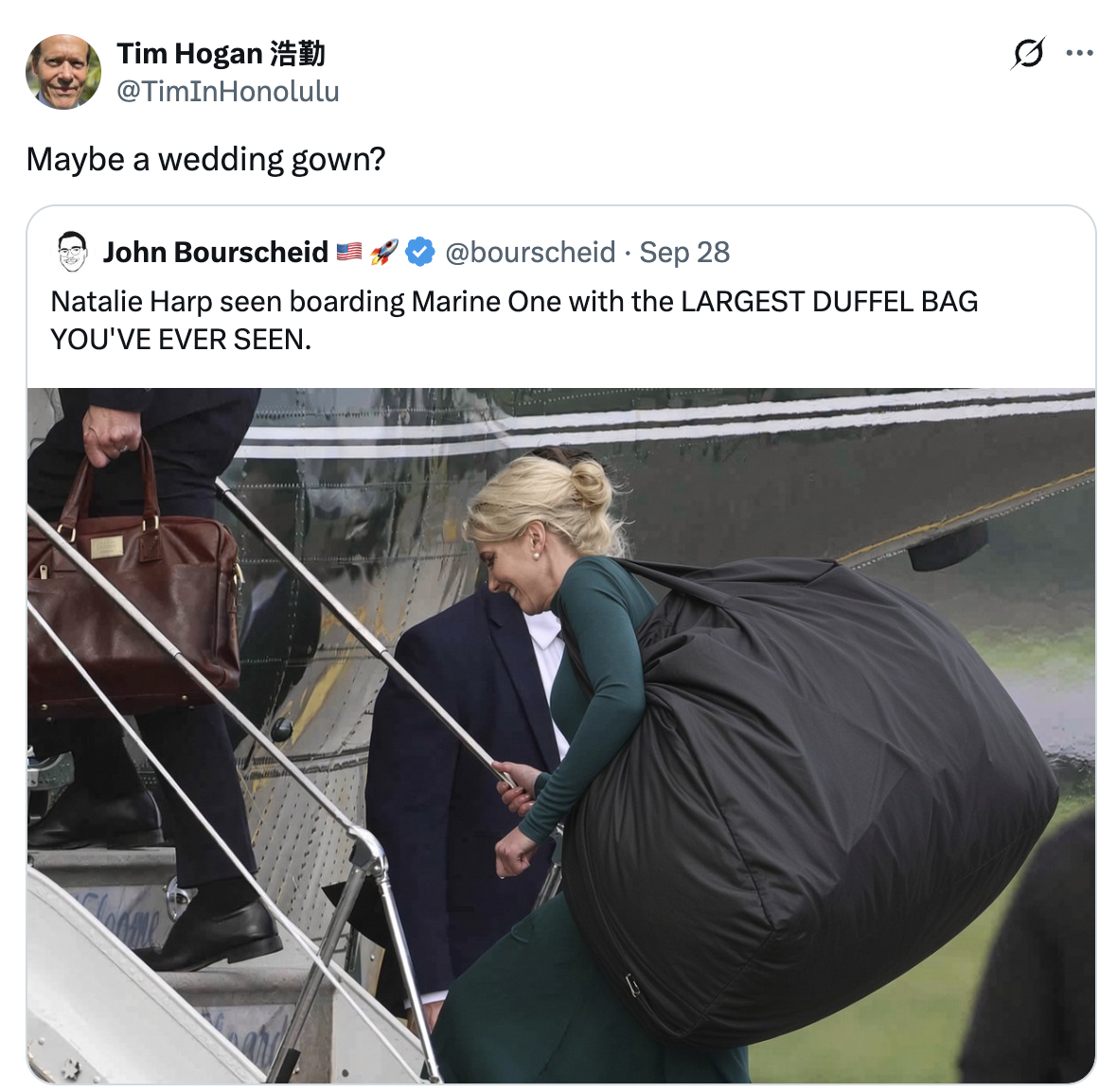 Kvinne går humoristisk ombord på flyet med overdimensjonert saccosekk, med teksten