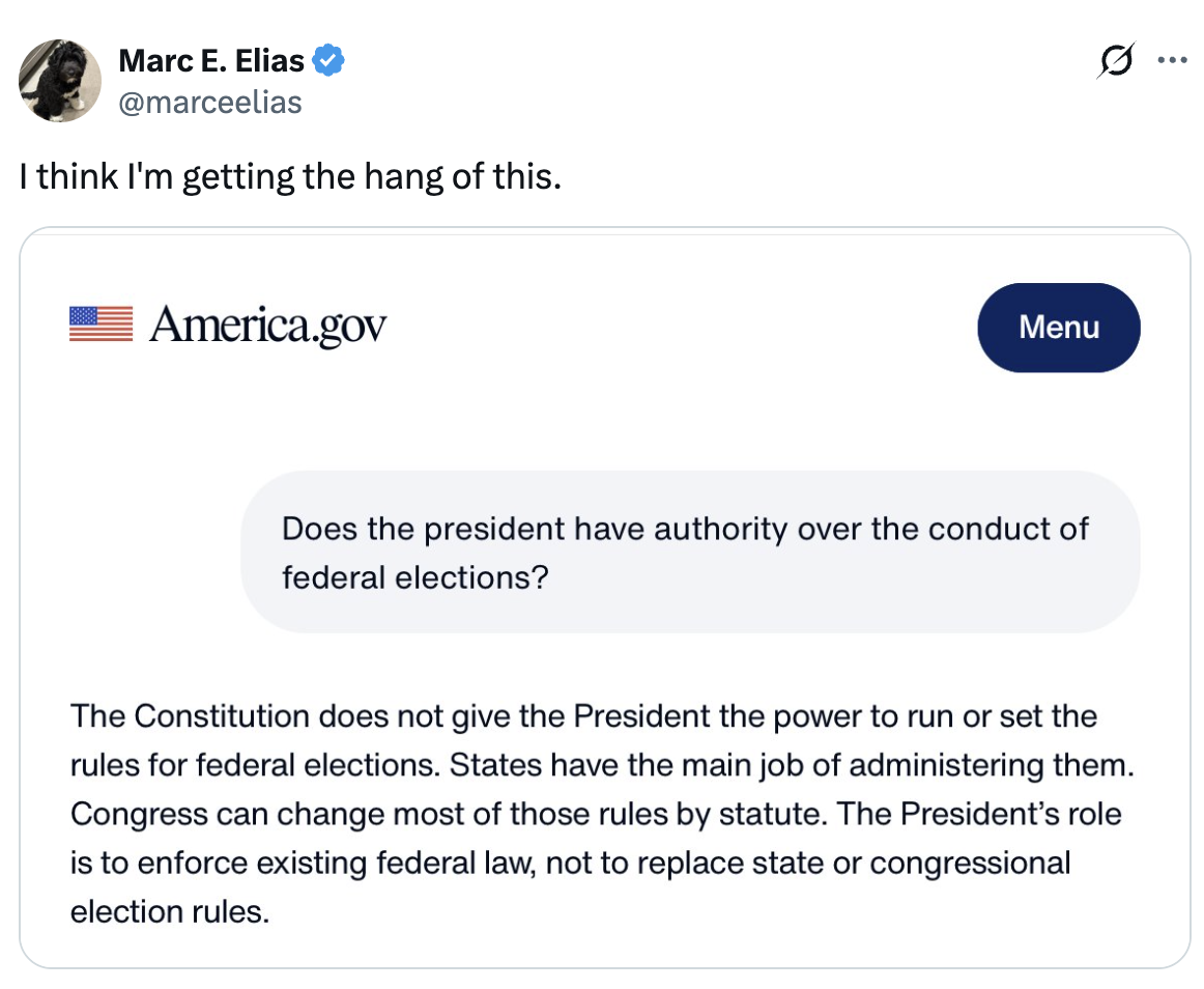 Tweet av Marc E. Elias stiller spørsmål ved presidentens autoritet over føderale valg, med henvisning til America.gov. Teksten angir Grunnlovens begrensninger for denne rollen