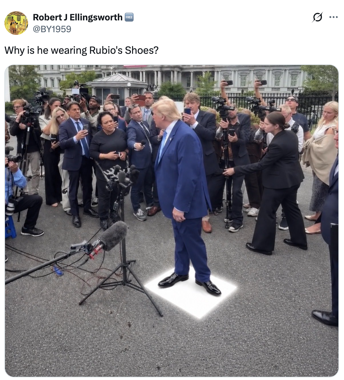 En person i dress står omringet av journalister utenfor en bygning. Tweeten ovenfor spør: