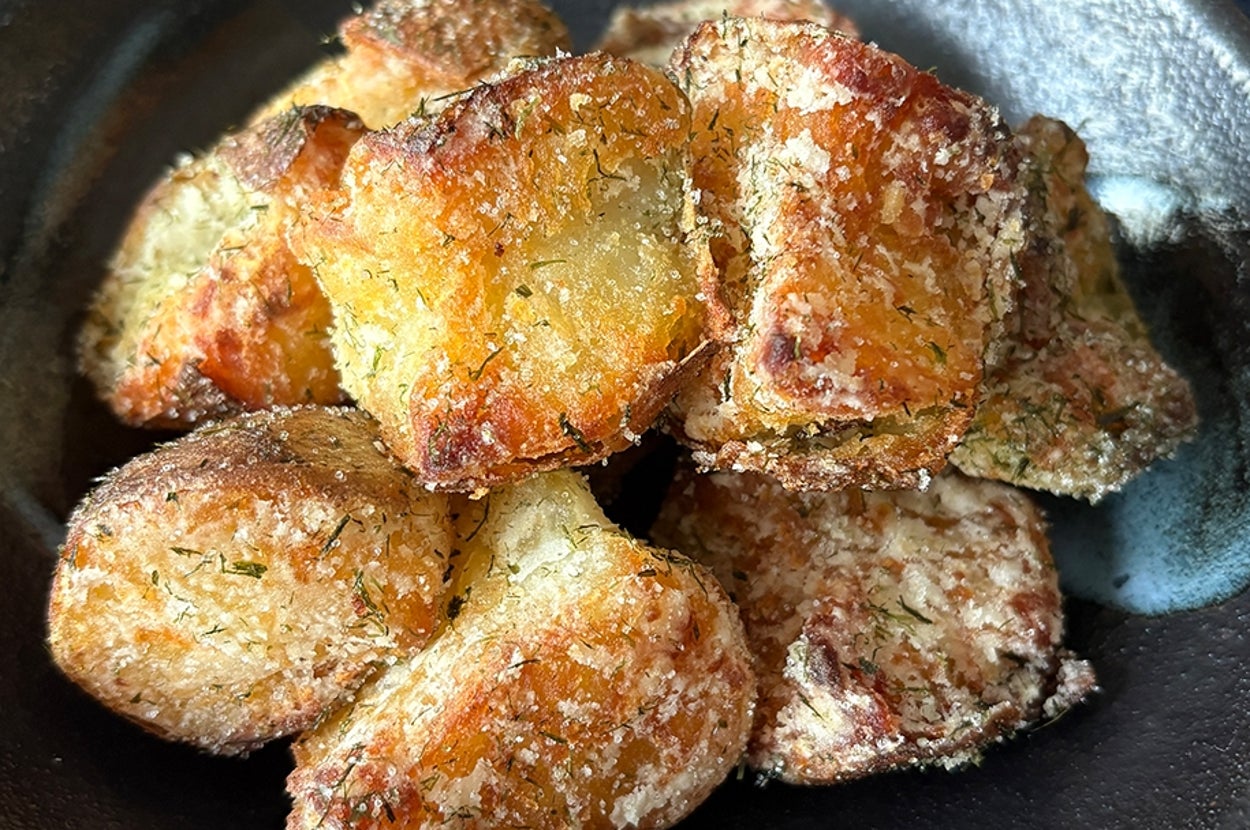 ボウルに入ったカリカリに焼かれたポテト。のり塩がまぶしてある。