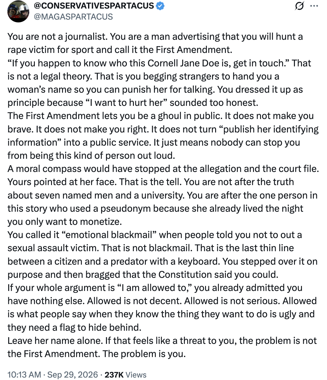 En tweet som kritiserer noen for påstått uredelighet relatert til journalistikk og misbruk av det første tillegget, med referanser til offentlige personer